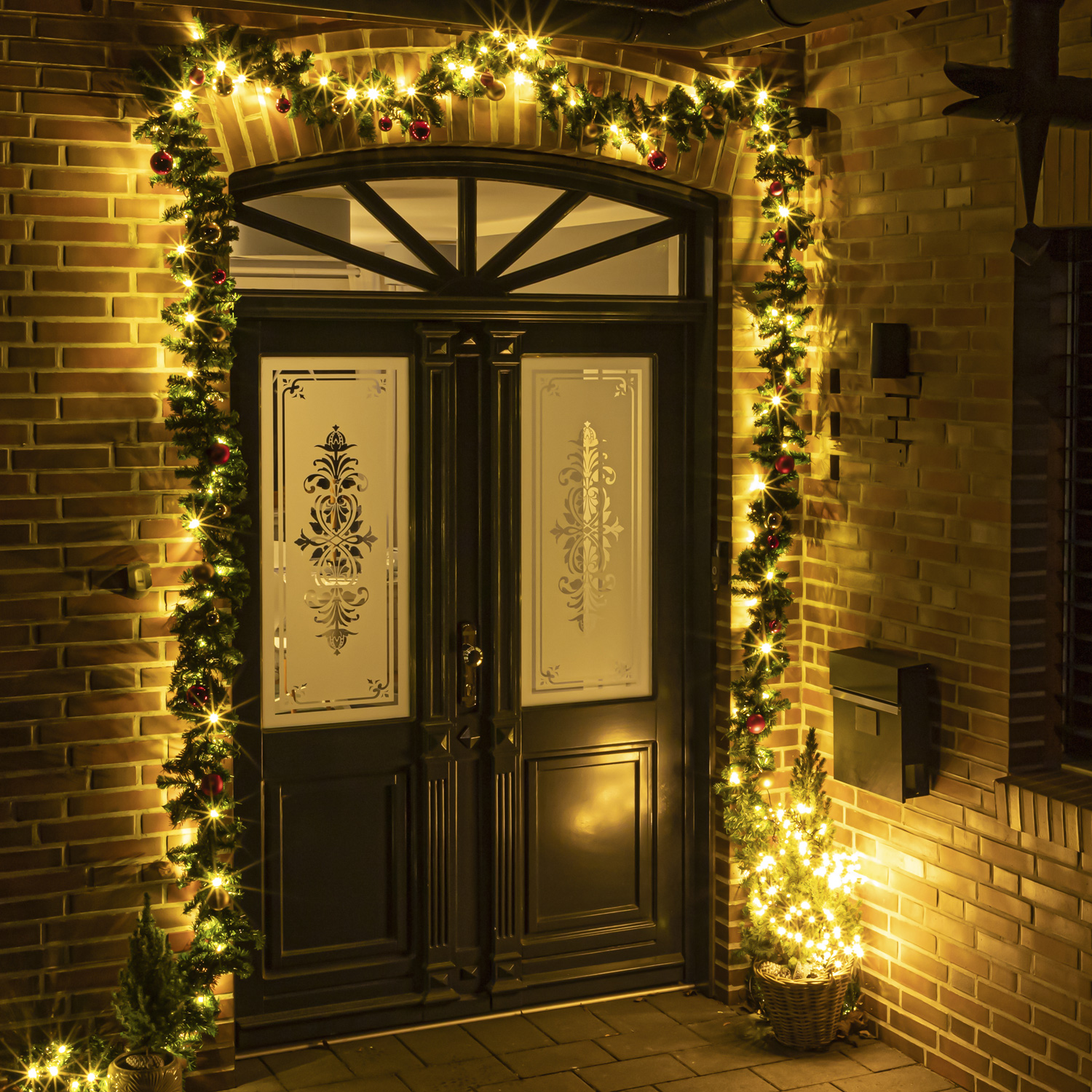 LED Tannengirlande - Türbogen inkl. Christbaumkugeln - 80 warmweiße LED - L. 5,0m - außen - rot/gold