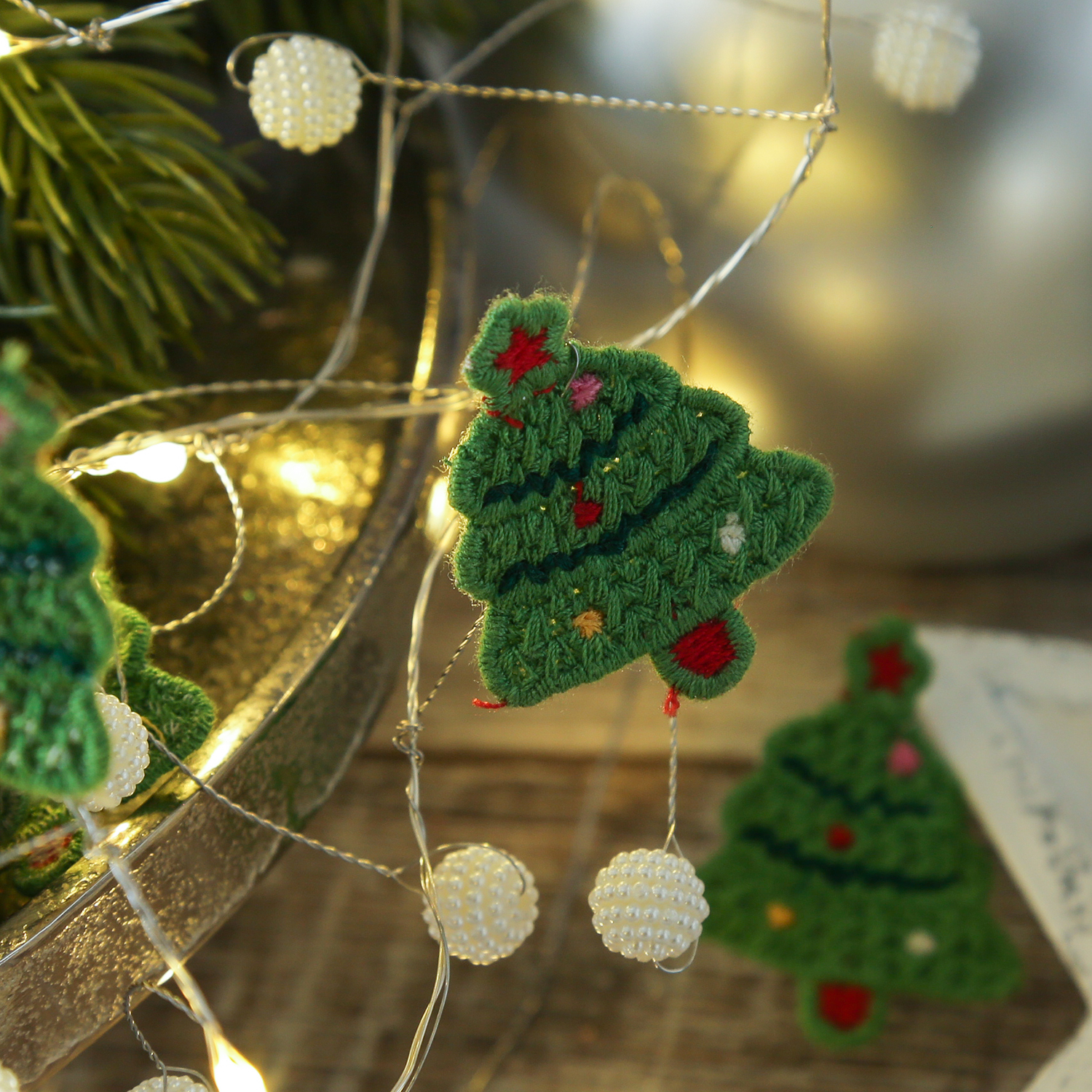 LED Drahtlichterkette Tannenbaum - mit Glöckchen - 20 warmweiße LED - L: 1,9m - Timer - grün, weiß