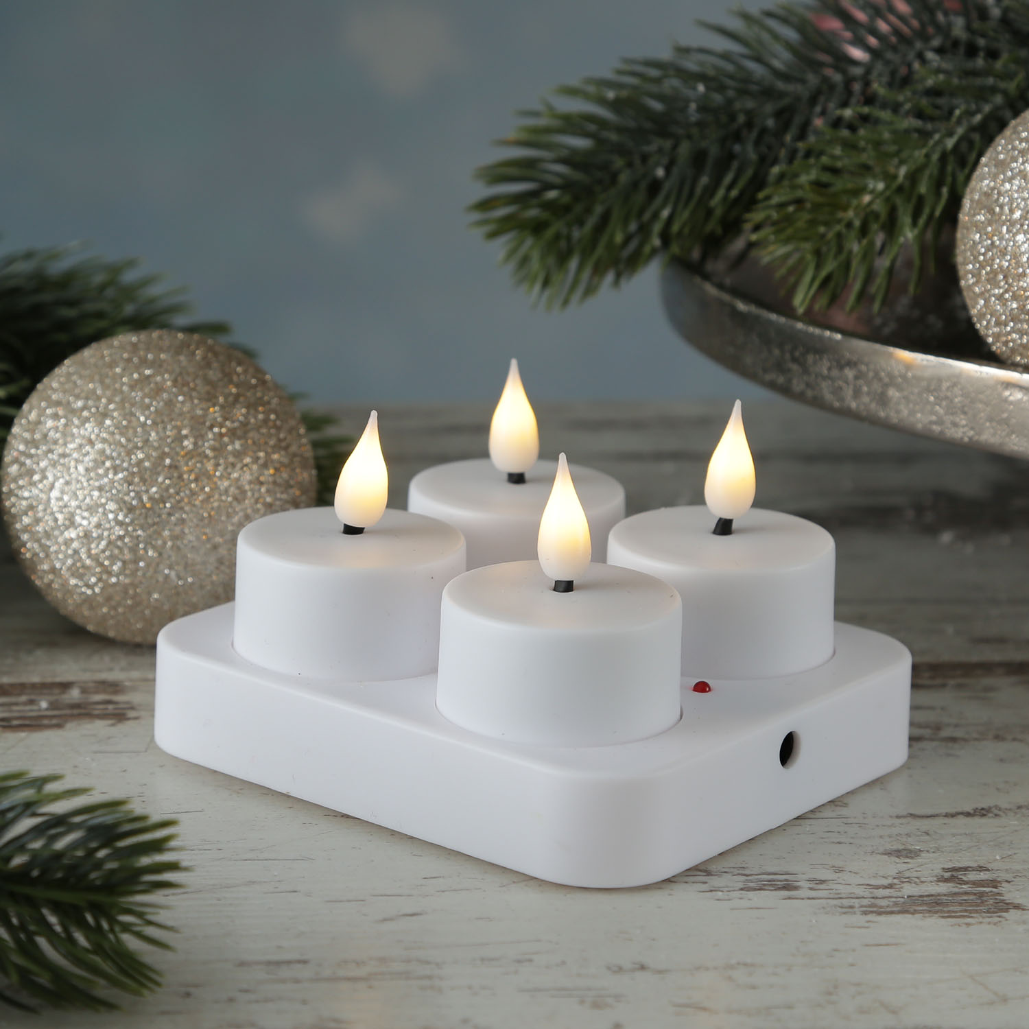 LED Teelichter - 4 wiederaufladbare LED Teelichter mit Ladestation - D- 4cm - flackernd - weiss