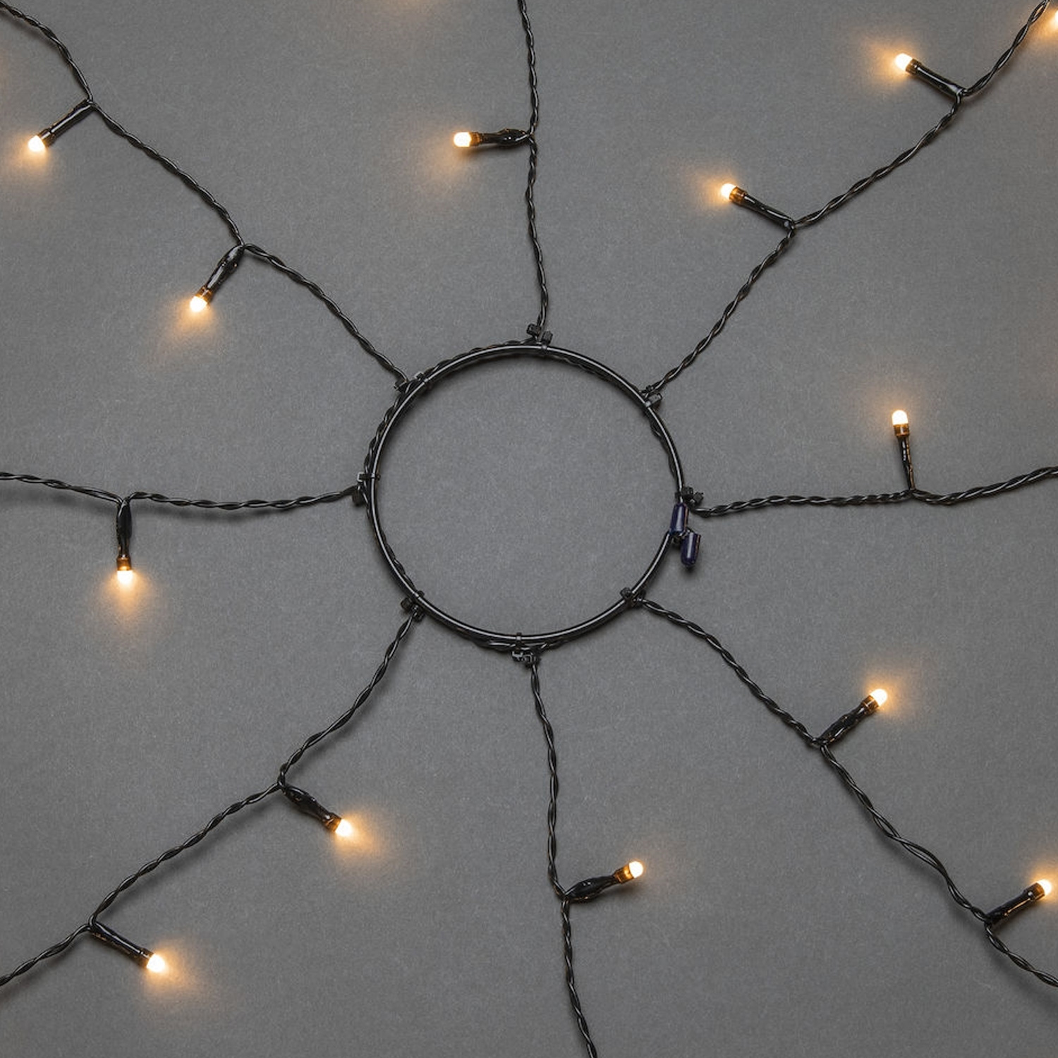 LED Baummantel Lichterkette - 8 Stränge á 30 bernsteinfarbene LED - Timer - Glimmereffekt - außen