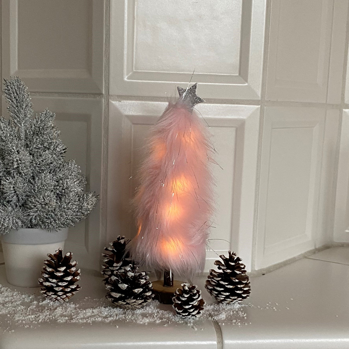 LED Dekobaum PLÜSCH - Holz - Plüschfell - warmweiße LED - Sternspitze - H: 27,5cm - Batterie - rosa