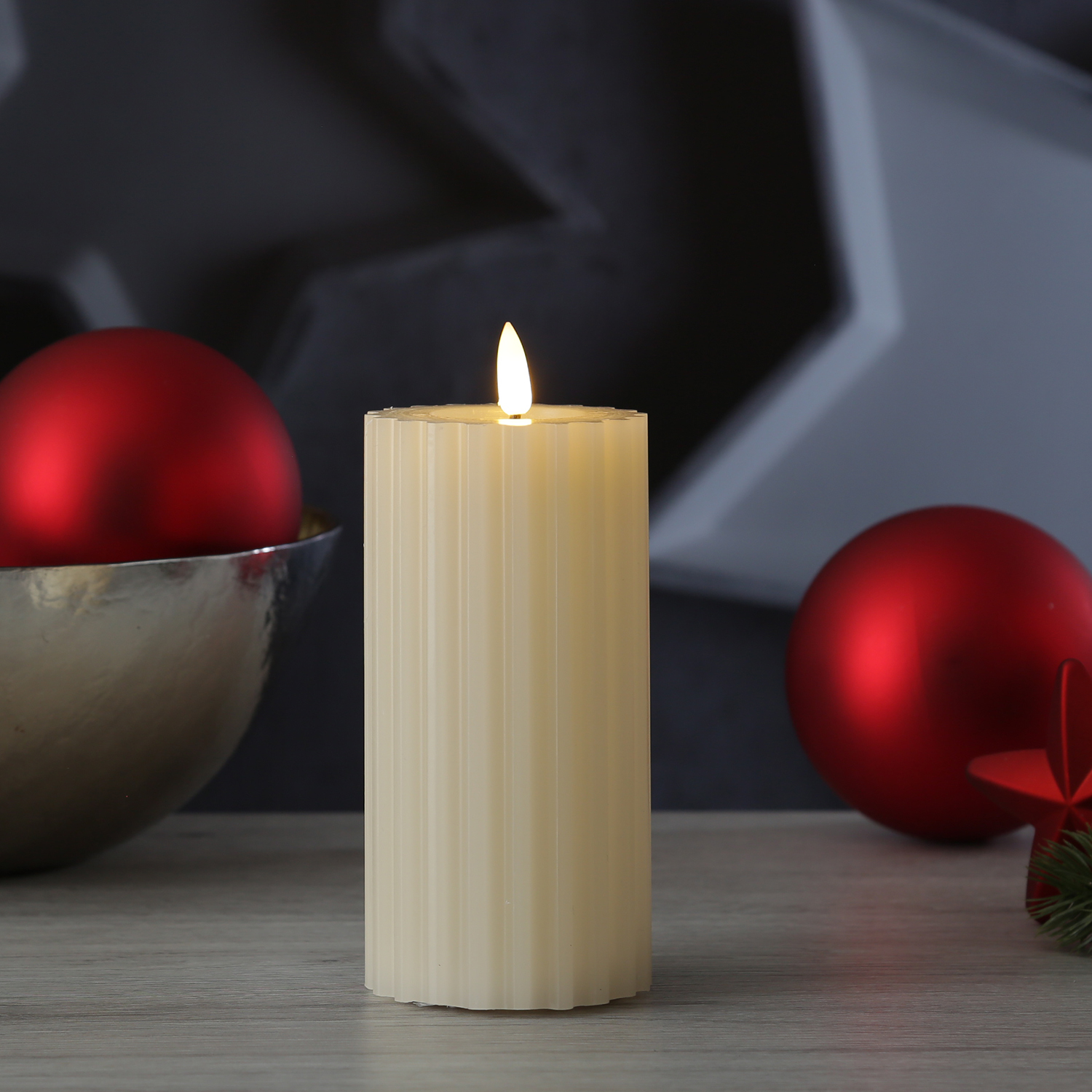 LED Kerze LIV - gerillt - Echtwachs - warmweiße 3D Flamme - H: 17,5cm - D: 7,5cm - Timer - creme