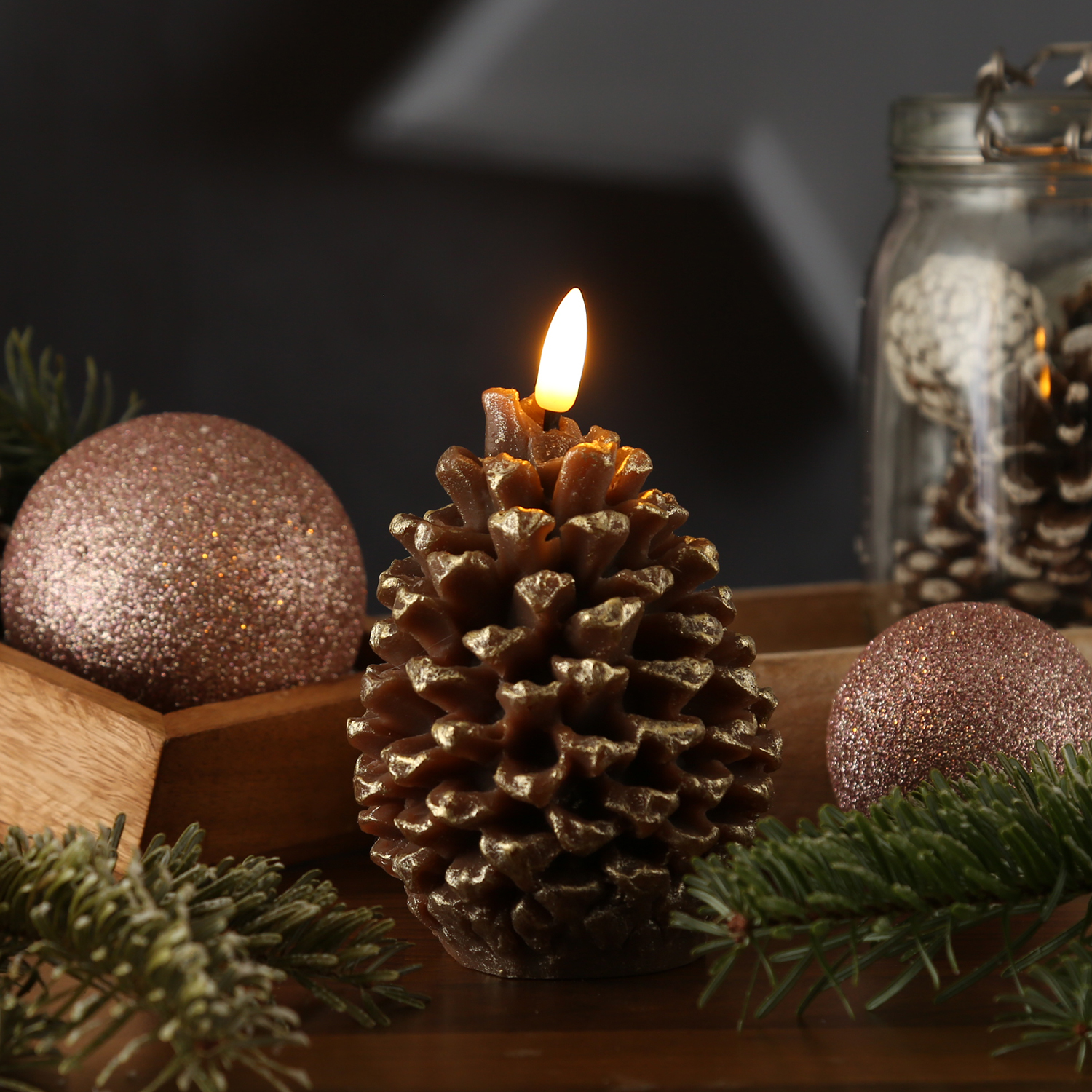 LED Kerze Tannenzapfen - Echtwachs - inkl. Batterien - Timer - H: 13cm - D: 8,5cm - Timer - braun