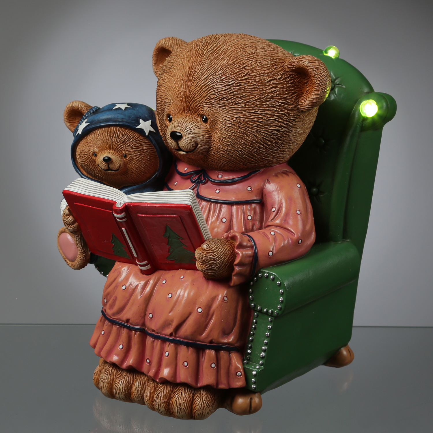 LED Bär mit Teddybär im Sessel mit Buch - Dekofigur - Polyresin - H: 22cm - Batterie - Timer