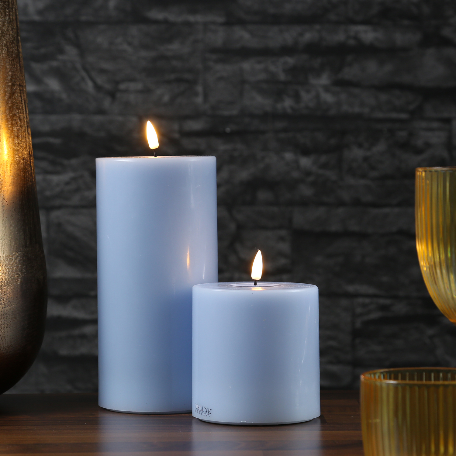 LED Stumpenkerze MIA - Echtwachs - realistische 3D Flamme - H: 20cm - D: 10cm - hellblau