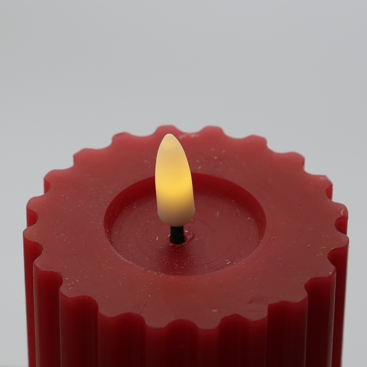 LED Kerze LIV - gerillt - Echtwachs - warmweiße 3D Flamme - H: 17,5cm - D: 7,5cm - Timer - rot