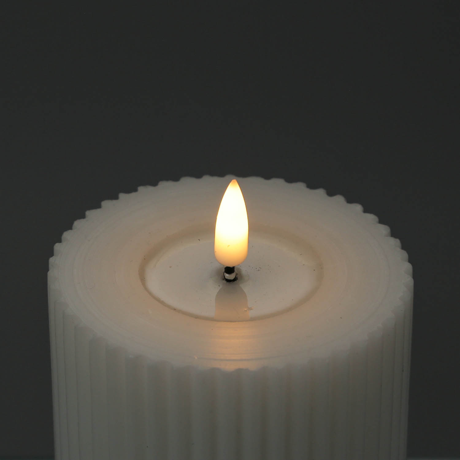 LED Stumpenkerze MIA - gerillt - Echtwachs - 3D Flamme - H: 12,5cm - D: 8cm - weiß LED Stumpenkerze MIA - gerillt - Echtwachs - 3D Flamme - H: 12,5cm - D: 8cm - weiß