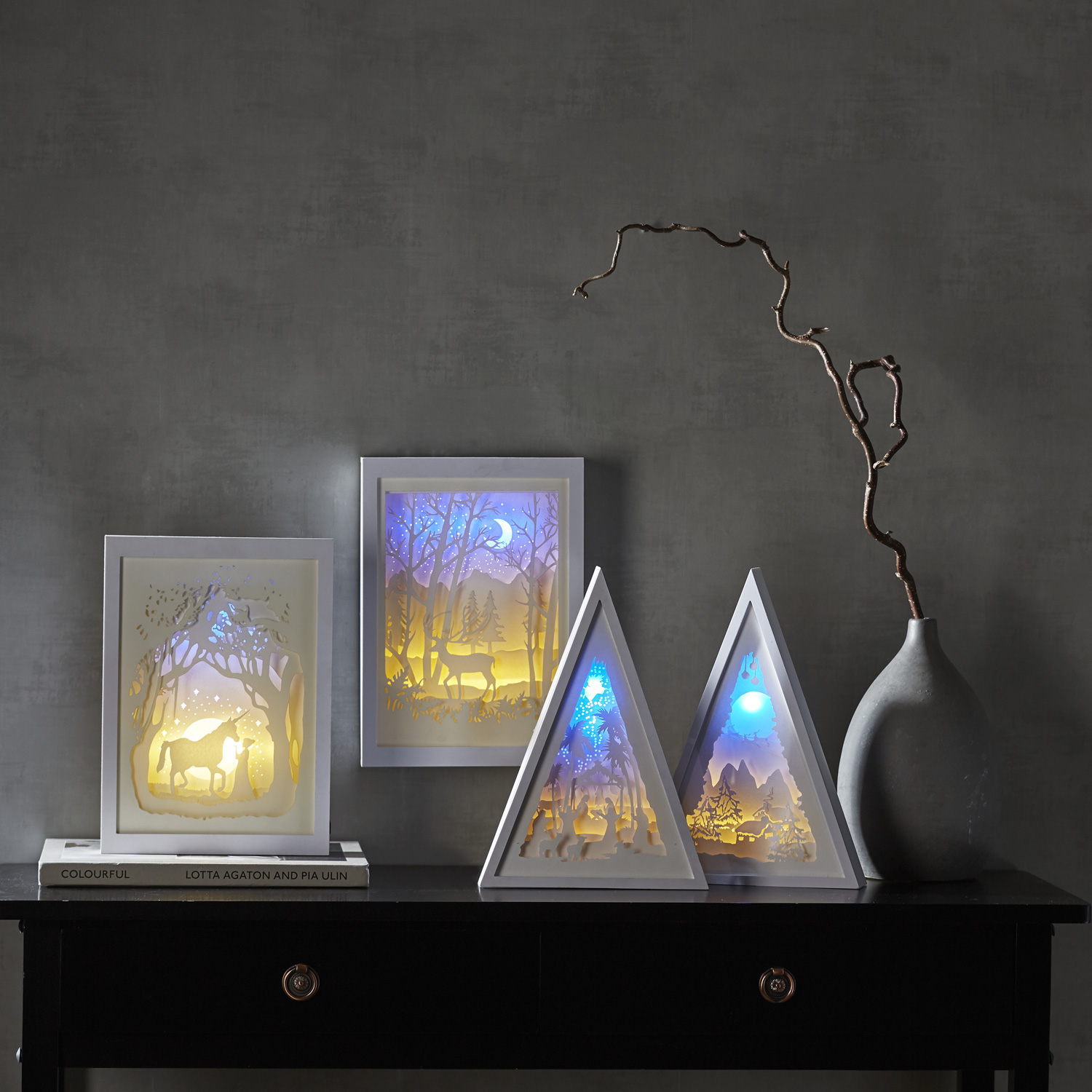 LED-Bild mehrdimensional "Krippe" - weiss - 8 LED - Batterie - Timer - H: 30,5cm - B: 22cm