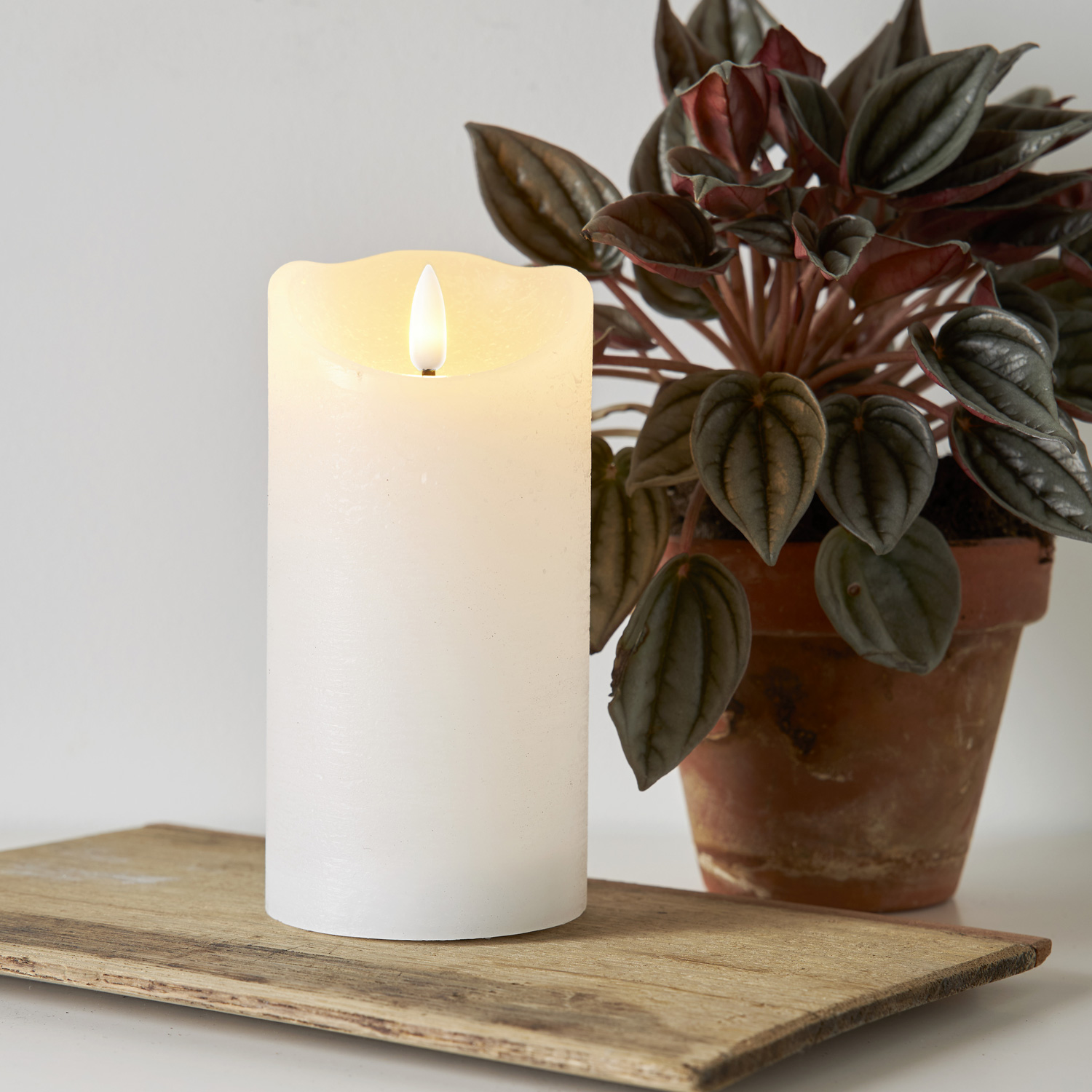 LED Stumpenkerze RUSTIC - Echtwachs - warmweiße 3D Flamme - H: 15cm - Batterie - Timer - weiß