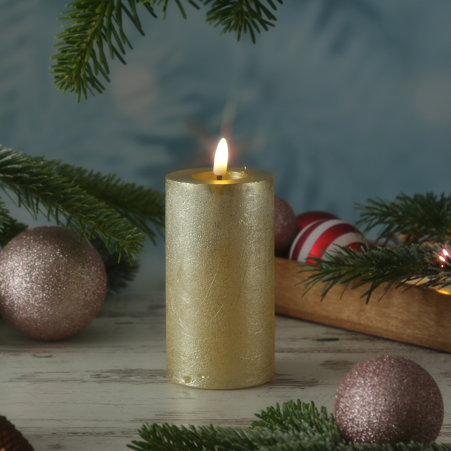 LED Kerze LINA - Rustik-Optik - Echtwachs - 3D Flamme - H: 15cm - D: 7cm - Timer - gold