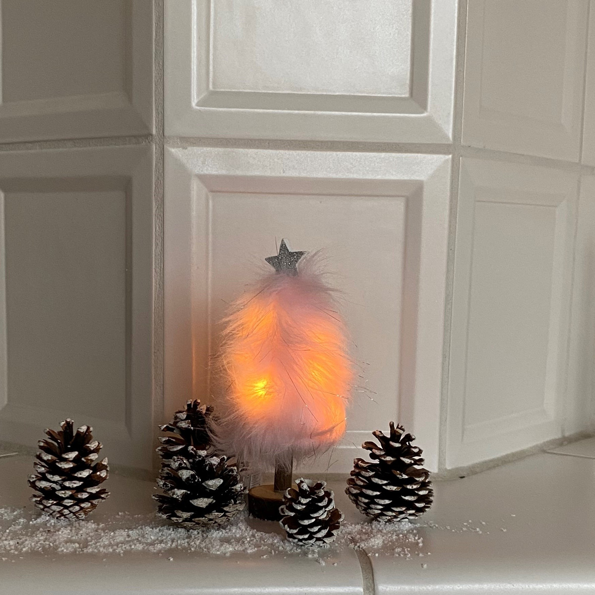 LED Dekobaum PLÜSCH mit Sternspitze - Plüschfell - 8 warmweiße LED - H: 19,5cm - Batterie - rosa
