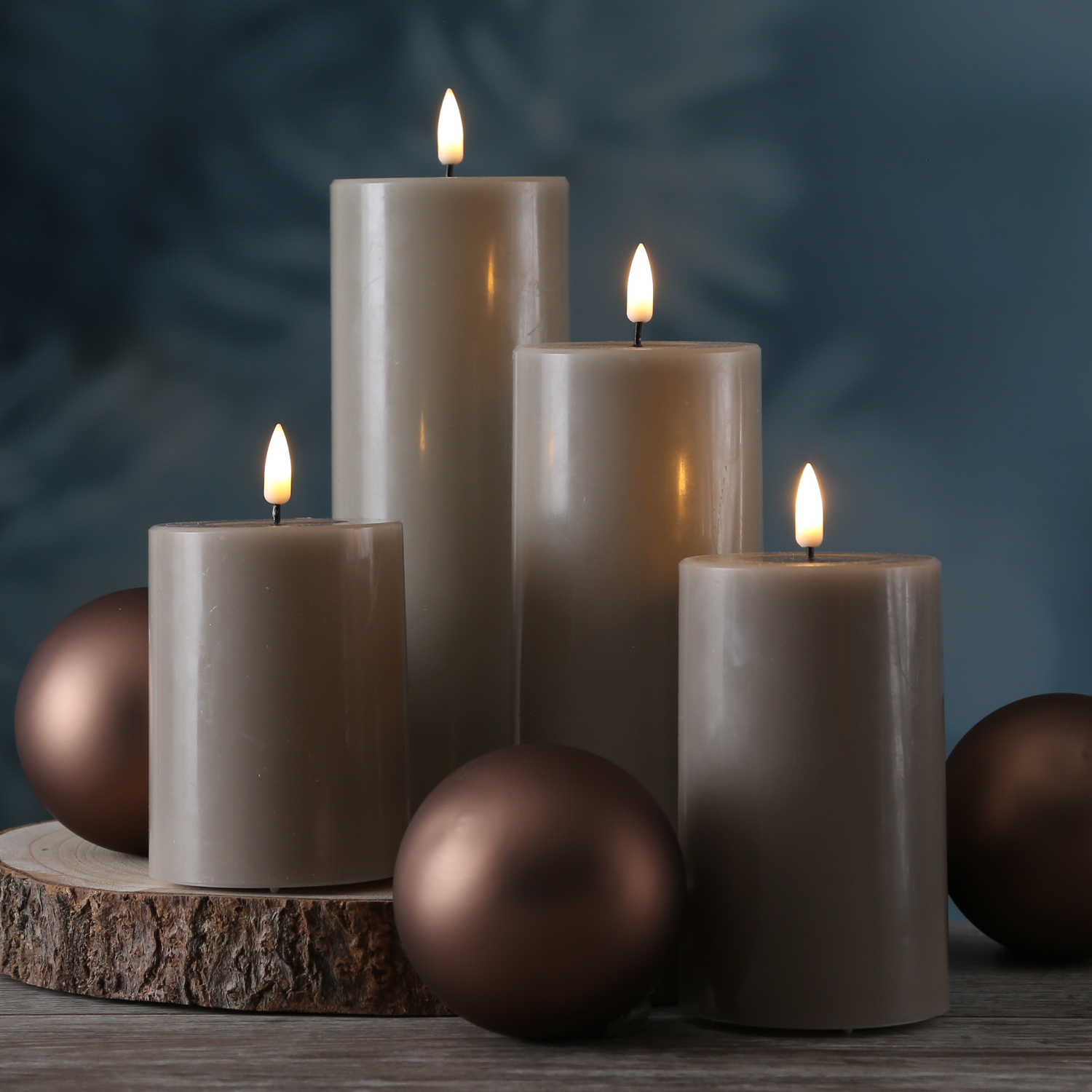 LED Stumpenkerze MIA - Echtwachs - realistische 3D Flamme - H 12-5cm - D 7-5cm - sand/taupe