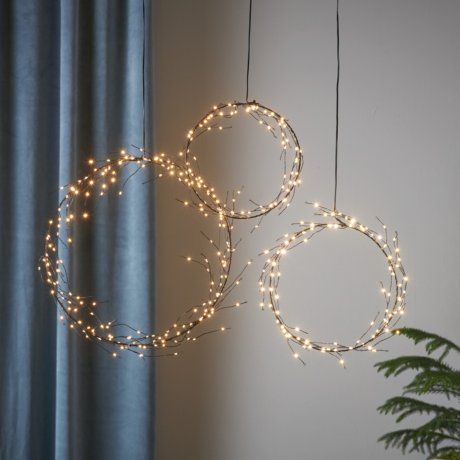 LED Kranz "Curly" - 200 warmweiße LED - D: 35cm - schwarz