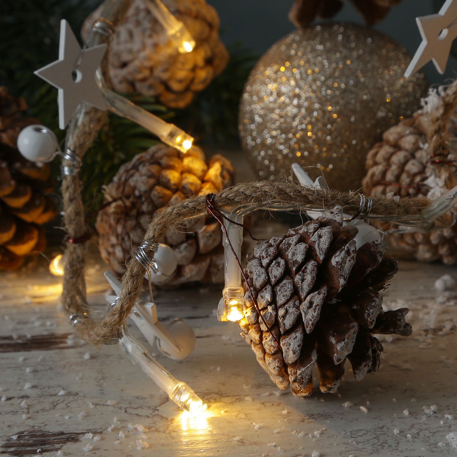 LED Lichterkette  mit Tannenzapfen und Holzsternen am Seil - 20 warmweiße LED - L: 0,9m - braun/weiß