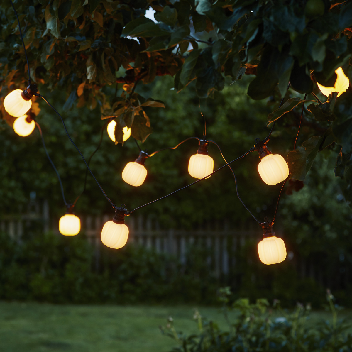 LED Lichterkette "CIRCUS" - 10 matte Kugeln, D: 8cm - warmweiße LED - 5m - inkl. Trafo - outdoor