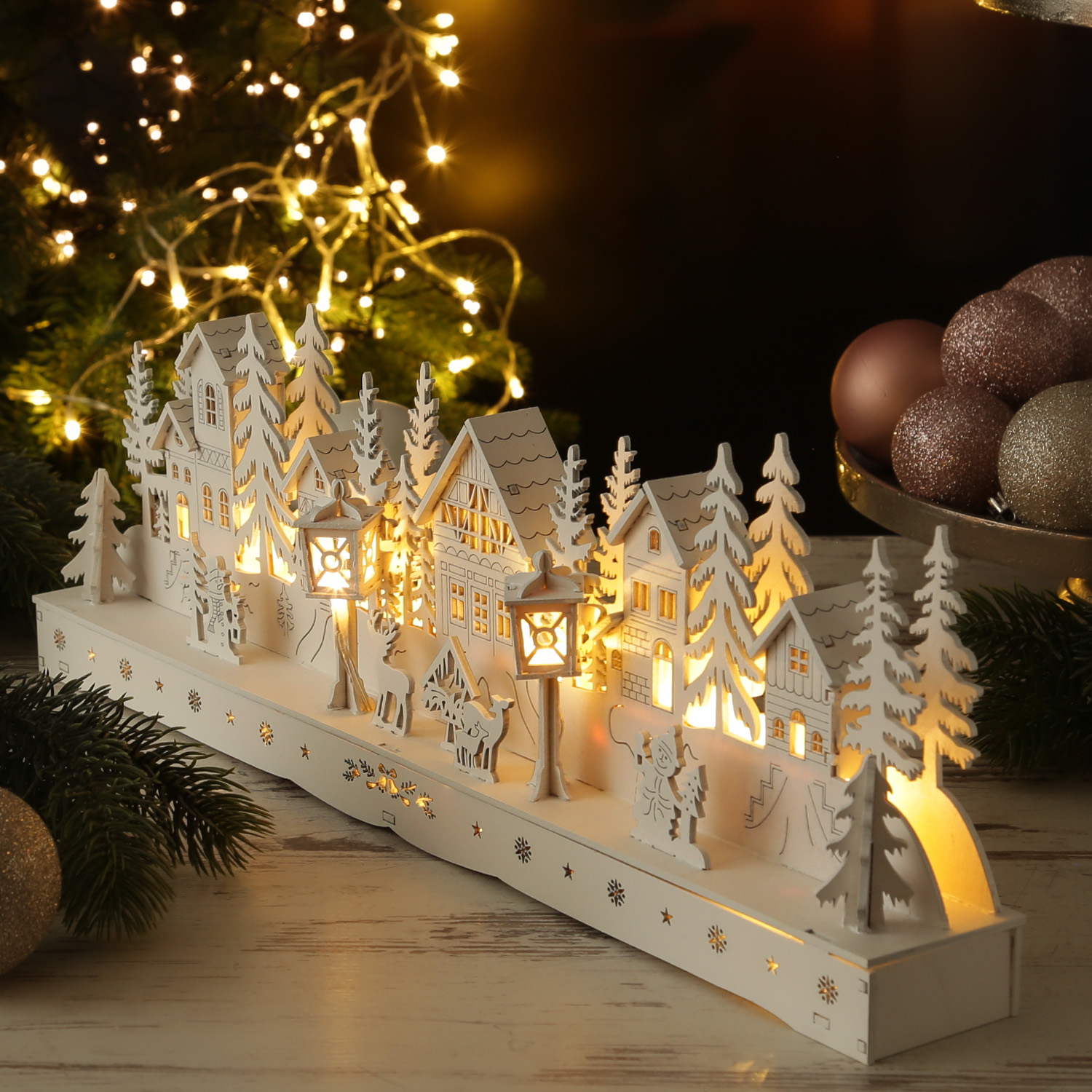 LED Holzdekoration Weihnachtsdorf - beleuchtete Winterlandschaft - L: 45cm - Timer - weiß