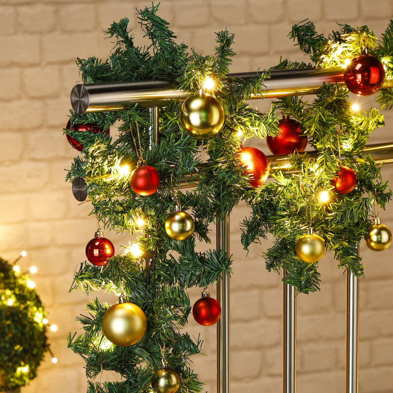 LED Tannengirlande - Türbogen inkl. Christbaumkugeln - 80 warmweiße LED - L. 5,0m - außen - rot/gold LED Tannengirlande - Türbogen inkl. Christbaumkugeln - 80 warmweiße LED - L. 5,0m - außen - rot/gold