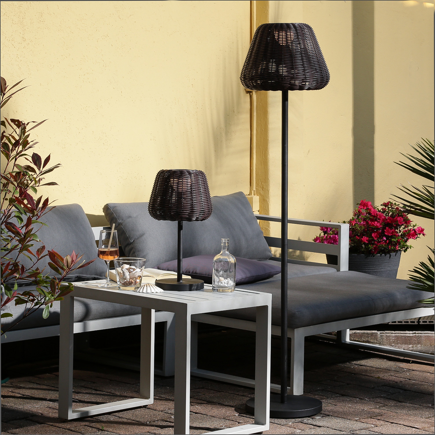 LED Garten Stehlampe - in Rattanoptik - H: 150cm - dimmbar - aufladbar - mit Fernbedienung - braun