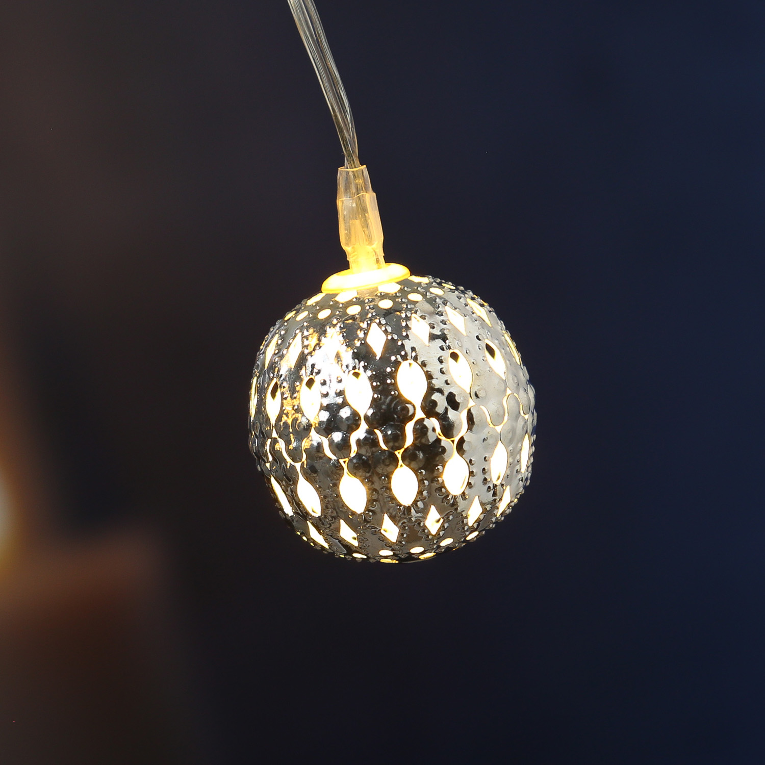 LED Dekolichterkette Metallkugeln - 8 warmweiße LED - D: 4cm - L: 0,7m - Batterie - silber
