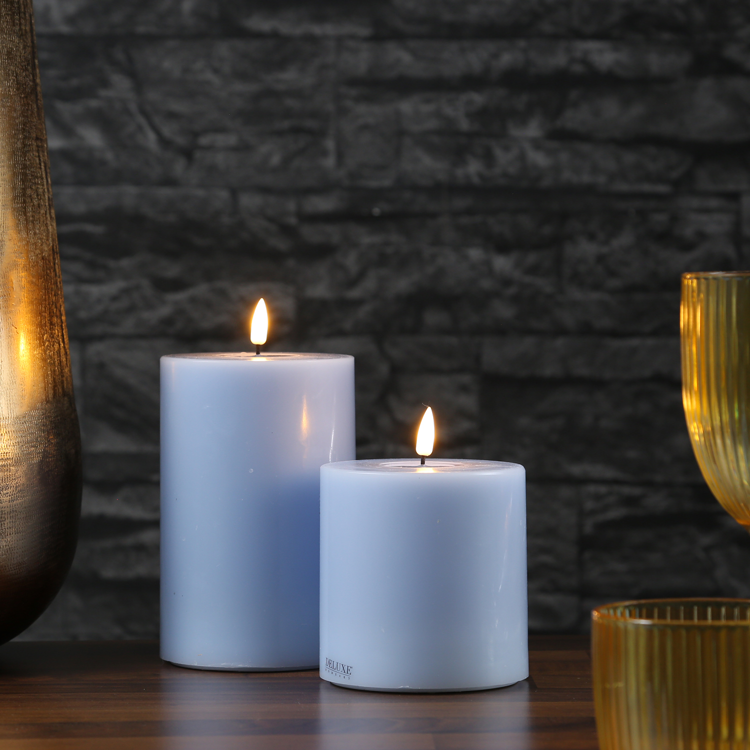LED Stumpenkerze MIA - Echtwachs - realistische 3D Flamme - H: 15cm - D: 10cm - hellblau