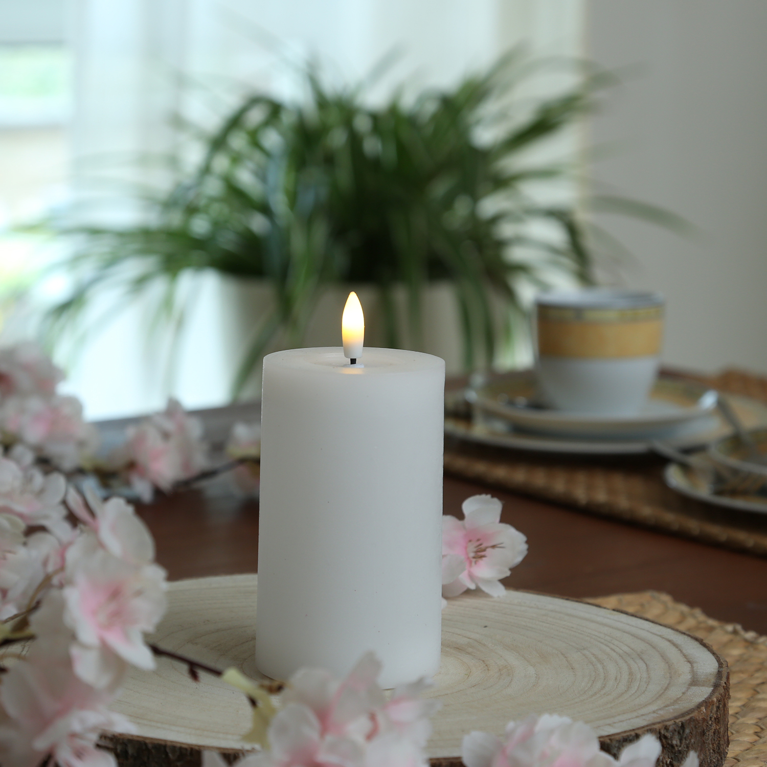 LED Kerze LINA - Rustik-Optik - Echtwachs - 3D Flamme - H: 11cm - D: 7cm - Batterie - Timer - weiß