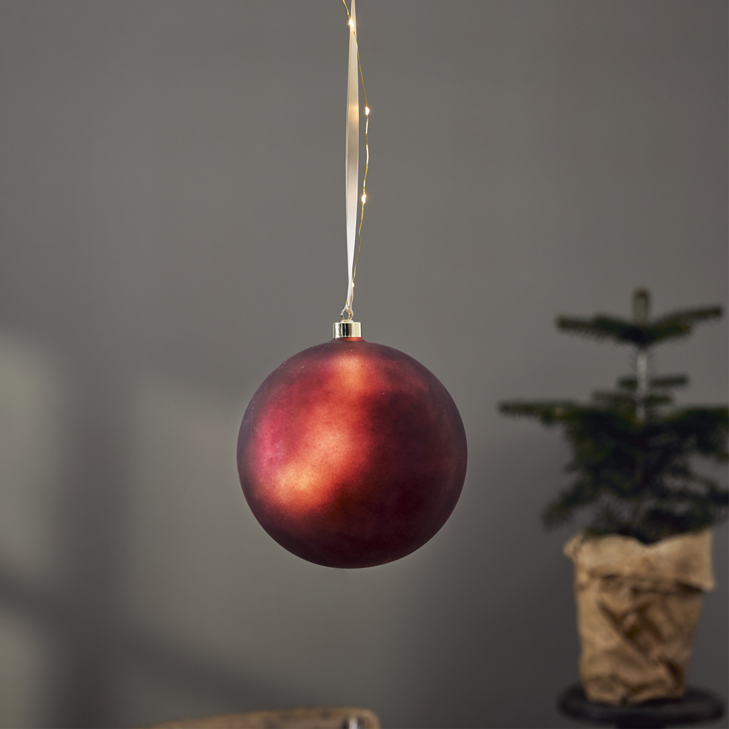 Viana XXL Weihnachtskugel Rot 20cm – Wetterfester Kunststoff Mit Goldenem Band, Für Innen & Außen