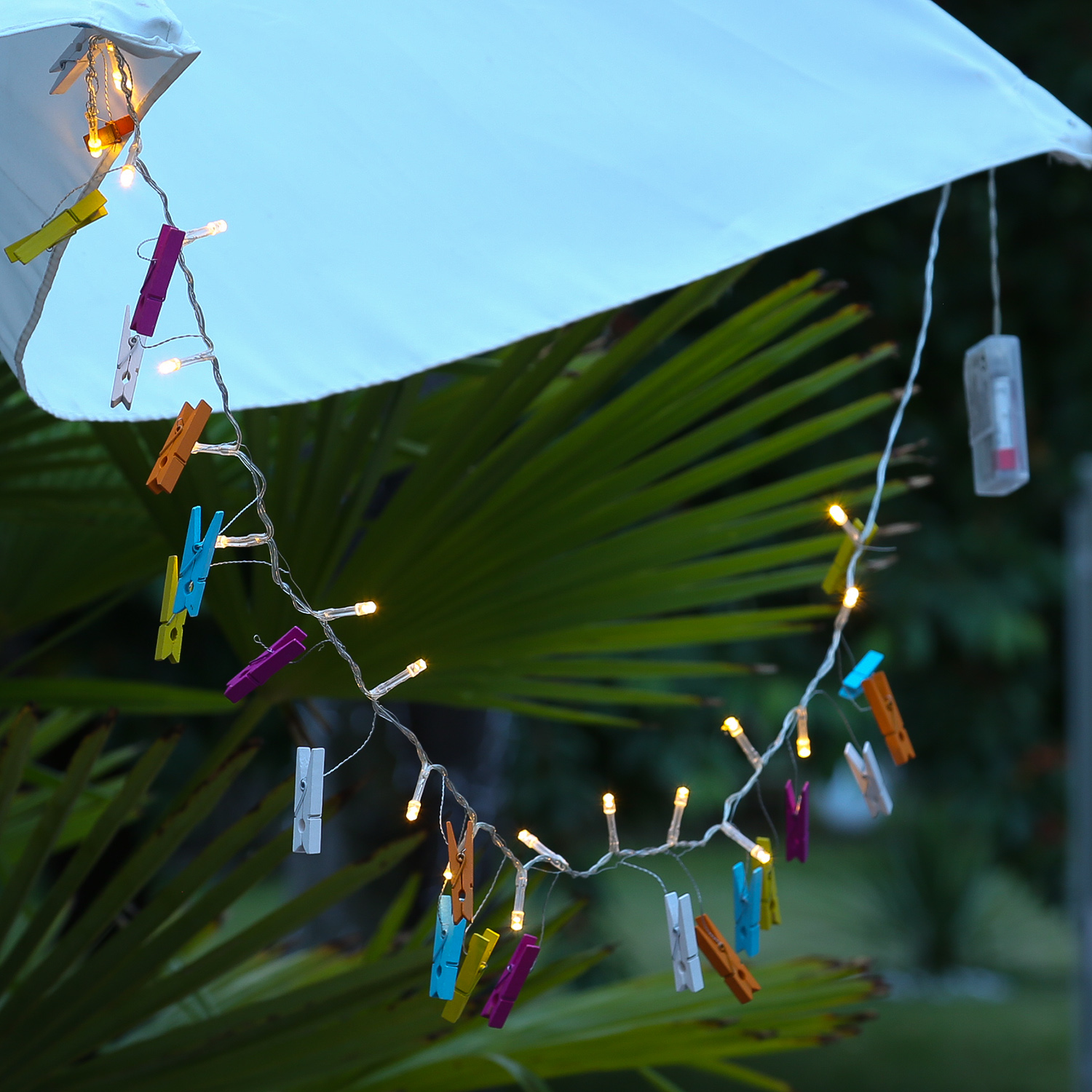 LED Clip Lichterkette - 24 Wäscheklammern - 20 warmweiße LED - L: 0,96m - Batterie - bunt