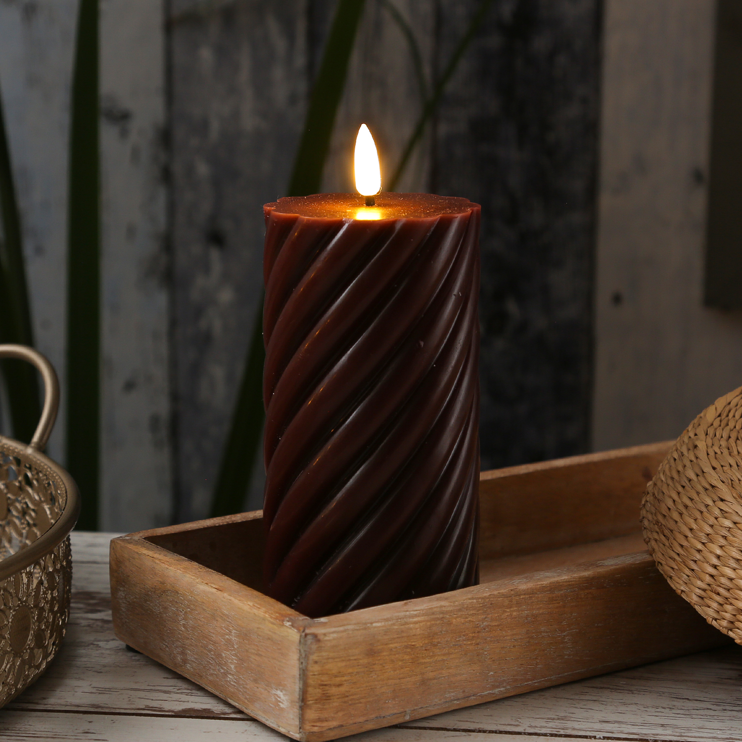 LED Stumpenkerze SWIRL - Echtwachs - warmweiße 3D Flamme - H: 17,5cm - Batterie - Timer - weinrot