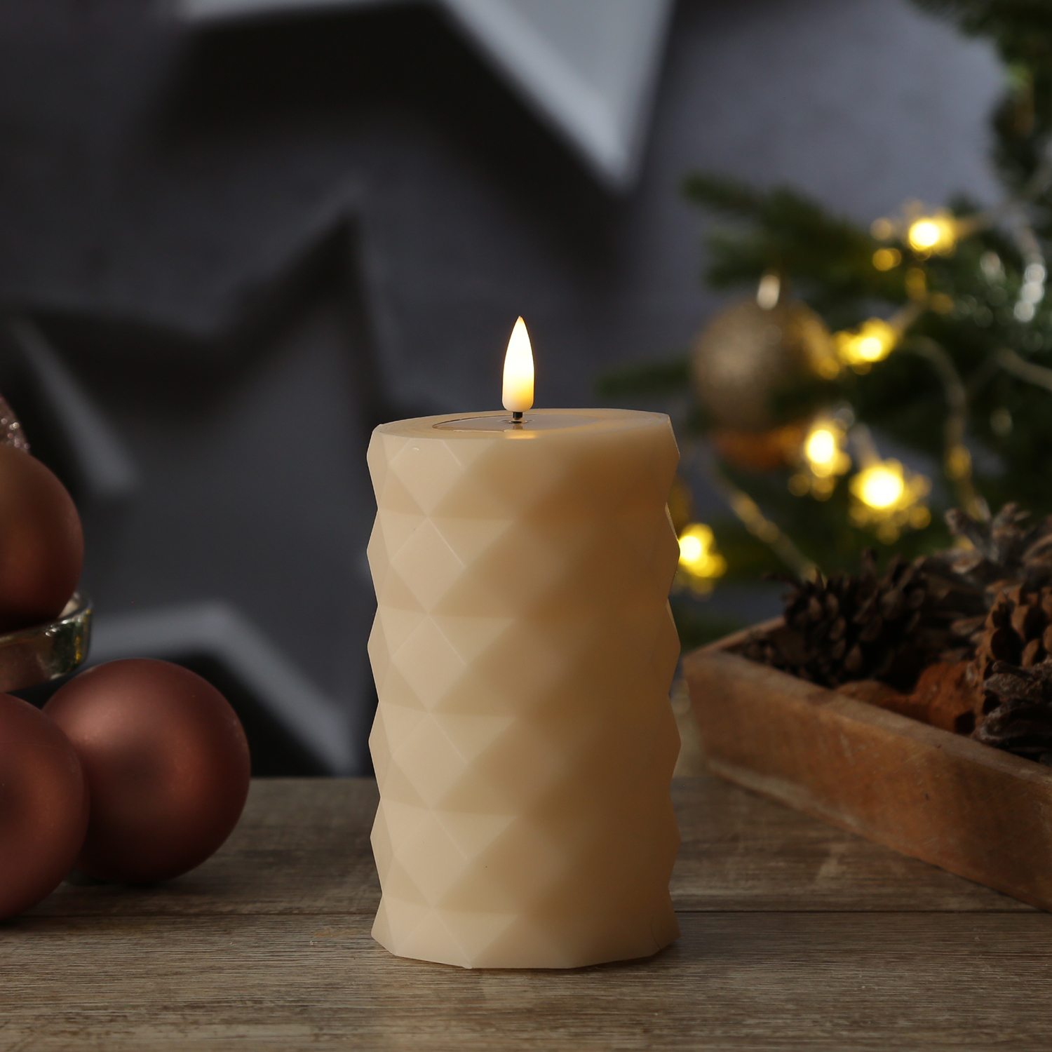 LED Stumpenkerze MIA - Rautenmuster - Echtwachs - 3D Flamme - H: 12,5cm - D: 7,5cm - creme