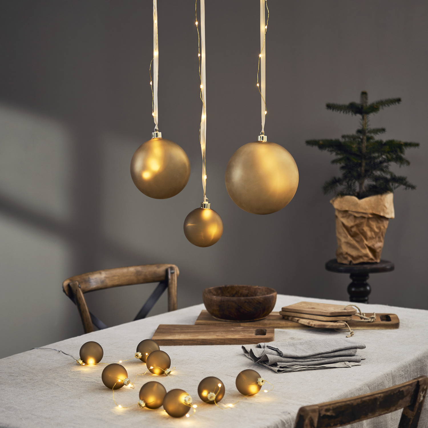 LED Lichterkette Christbaumkugel - Glas - 22 warmweiße LED - L: 1,6m - Timer - Batterie - gold