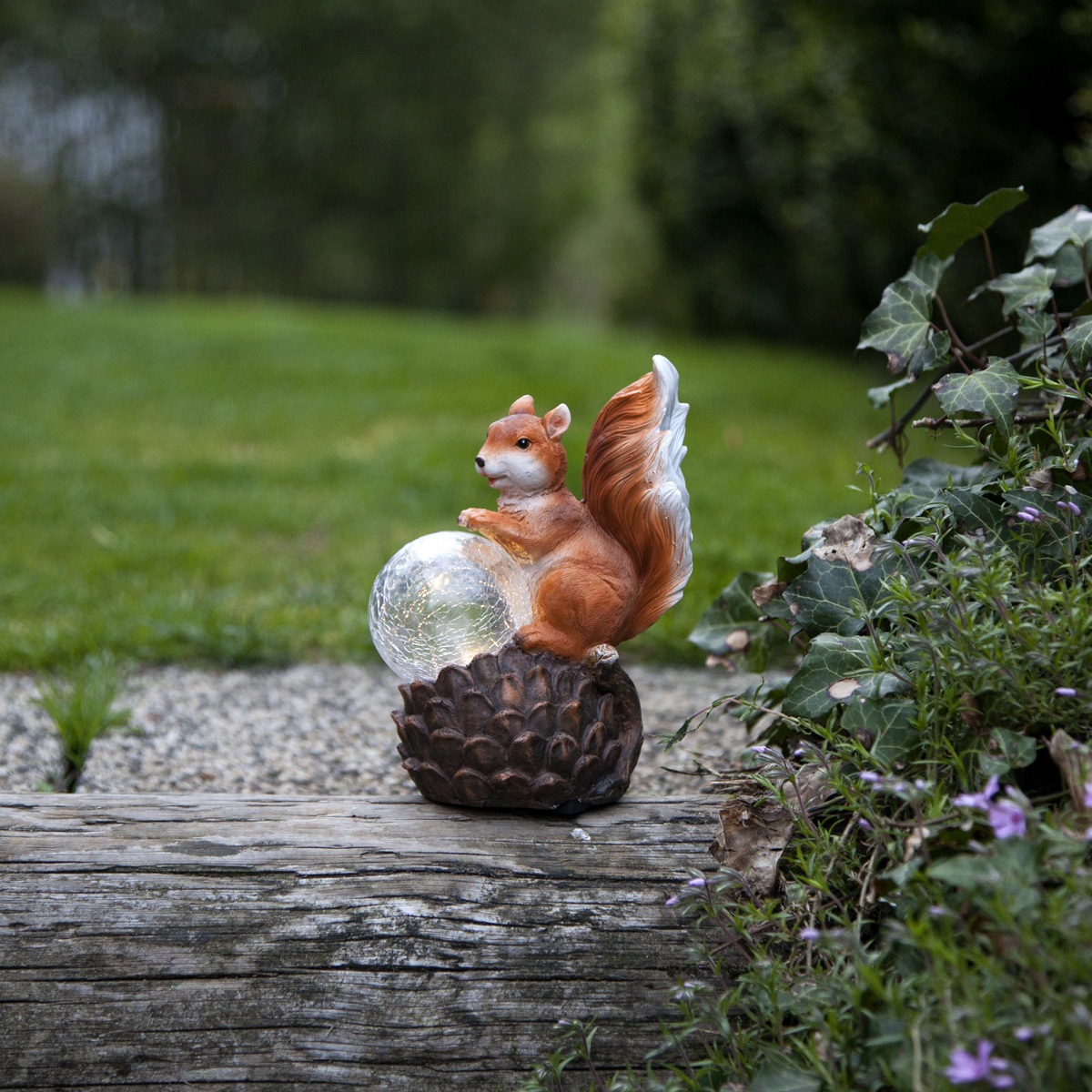 LED Solar Gartenfigur "Eichhörnchen mit Lichtkugel" - warmweiße LED in Glaskugel - Lichtsensor