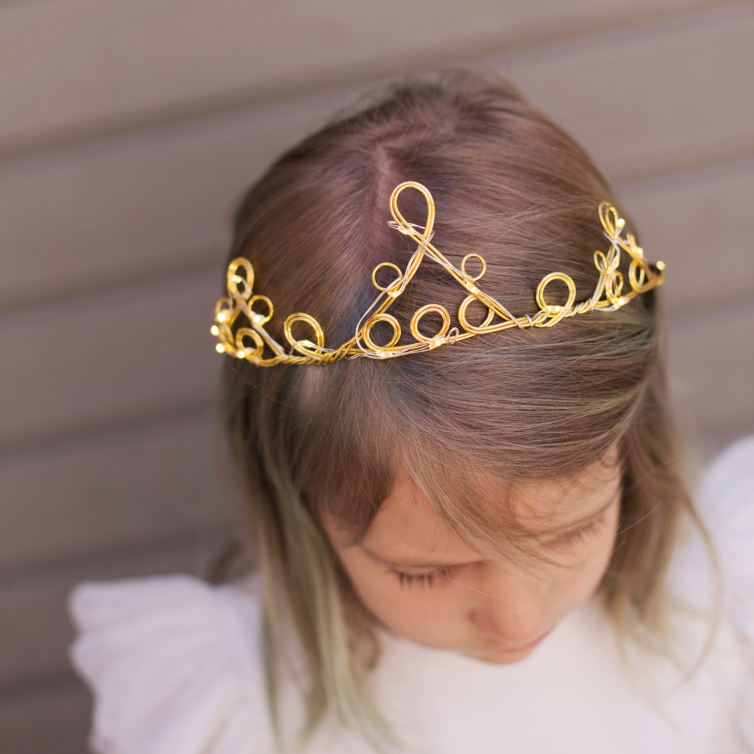 LED Krone DIADEM - 20 warmweiße LED - L: 18cm - Timer - Batteriebetrieb - gold