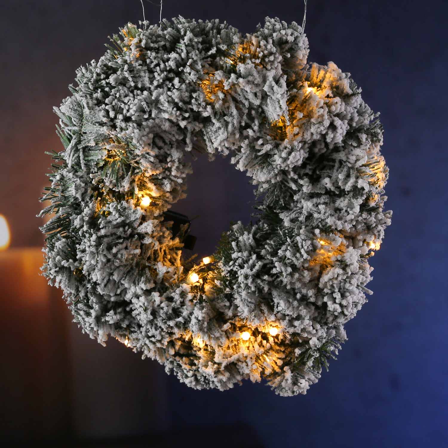LED Tannenkranz - Schneeoptik - 20 warmweiße LED - D: 35cm - Timer - Batterie - grün, weiß