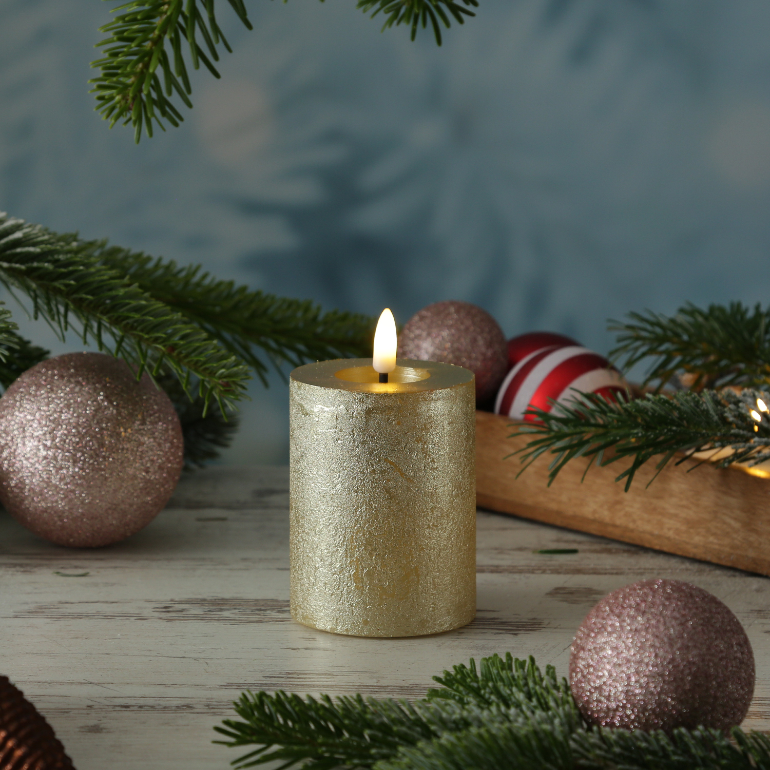 LED Kerze LINA - Rustik-Optik - Echtwachs - 3D Flamme - H: 11cm - D: 7cm - Timer - gold