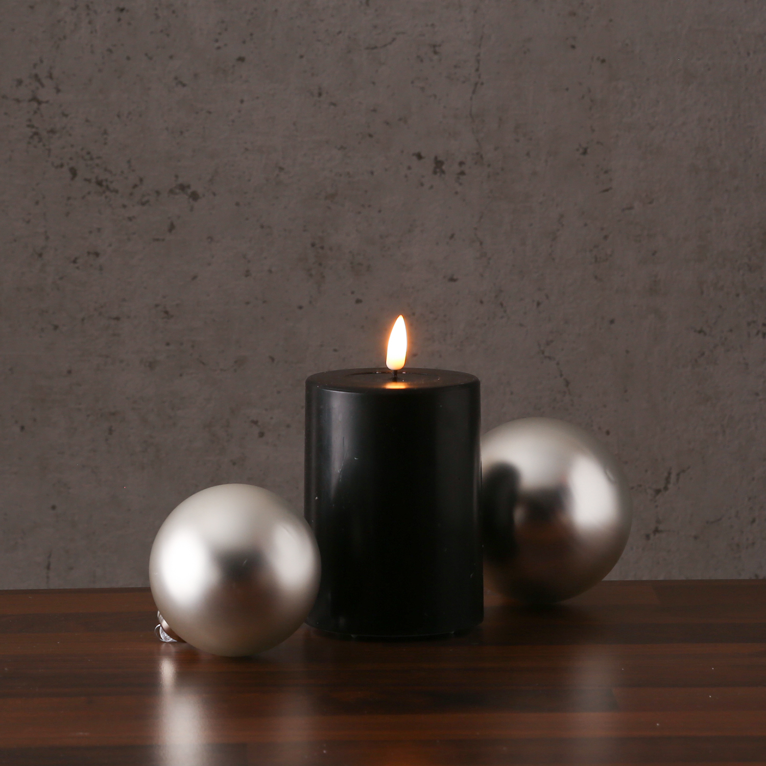 LED Stumpenkerze MIA - Echtwachs - realistische 3D Flamme - H: 10cm - Batteriebetrieb - schwarz
