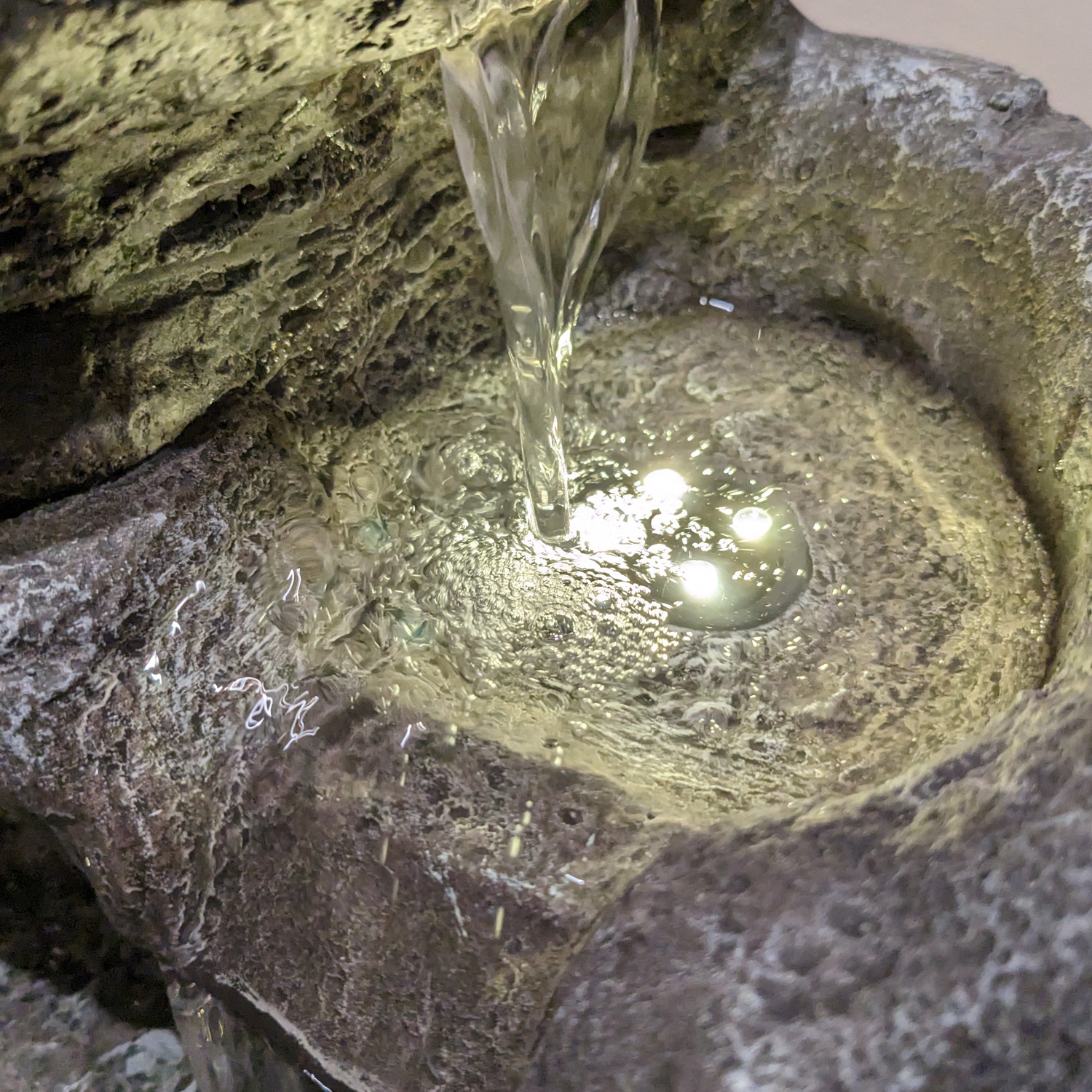 Brunnen - Gartenbrunnen - Polyresin - 3 warmweiße LED - H: 39cm - Außen - natur