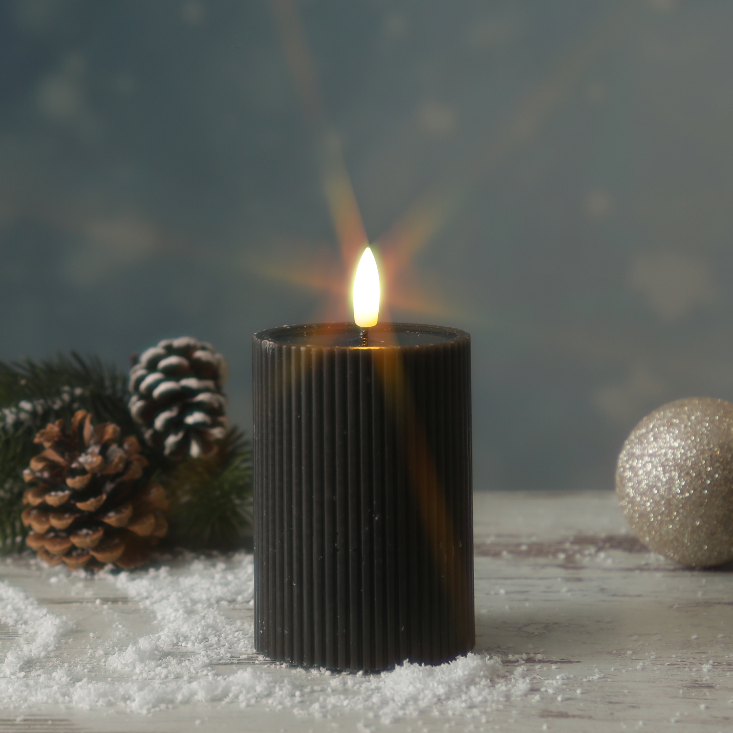 LED Kerze LIV - gerillt - Echtwachs - warmweisse 3D Flamme - H- 13cm - D- 7cm - Timer - schwarz