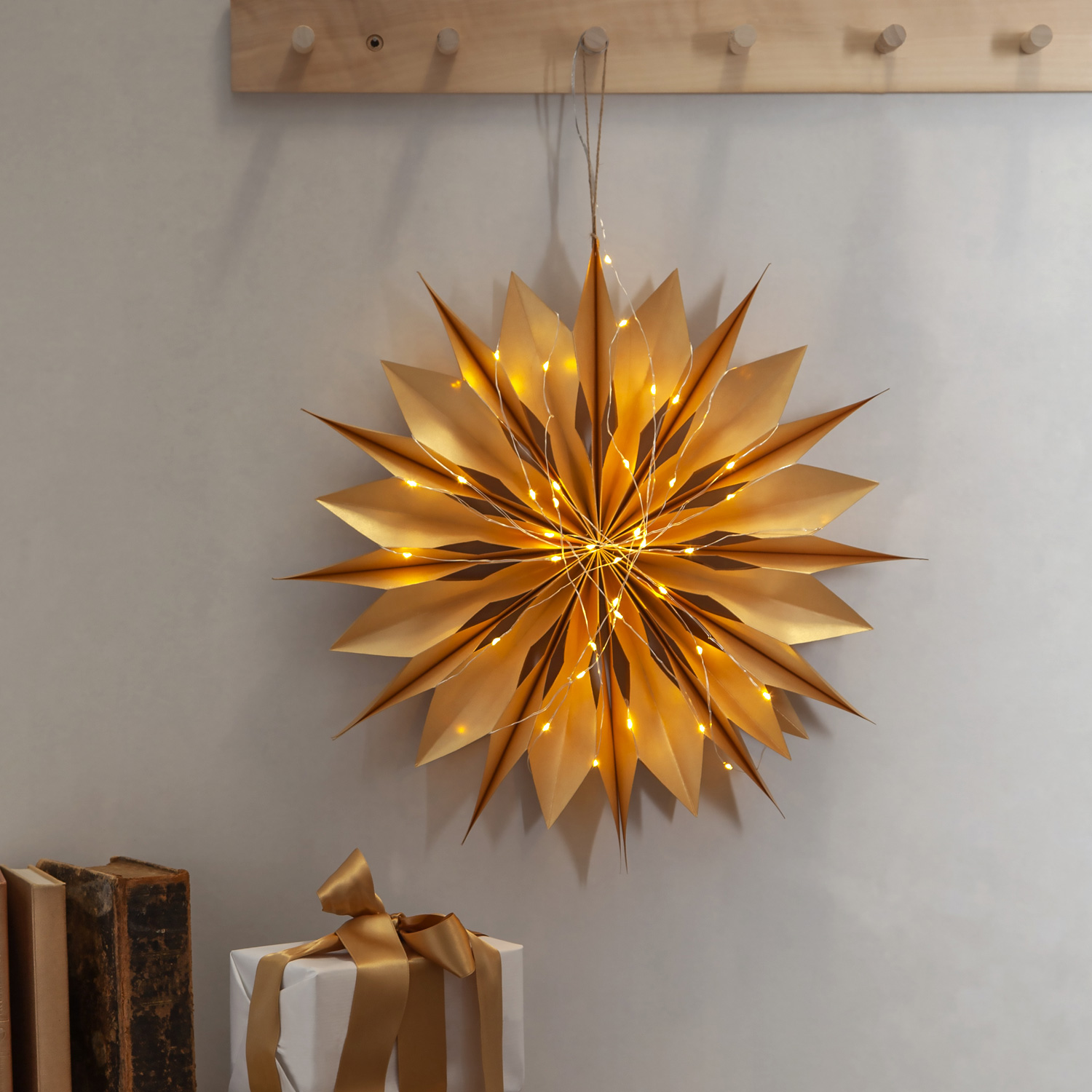 Papierstern MELLI - hängend - D: 45cm - 40 warmweiße LED an Drahtlichterkette  - Timer - gold