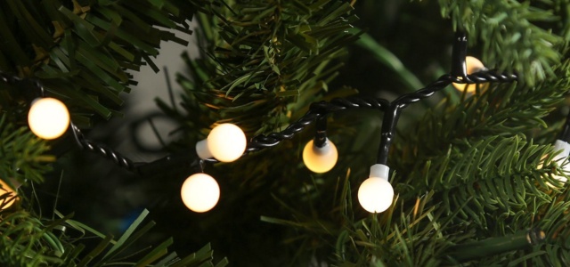 Lichterkette für Weihnachten in kleinen Kugeln