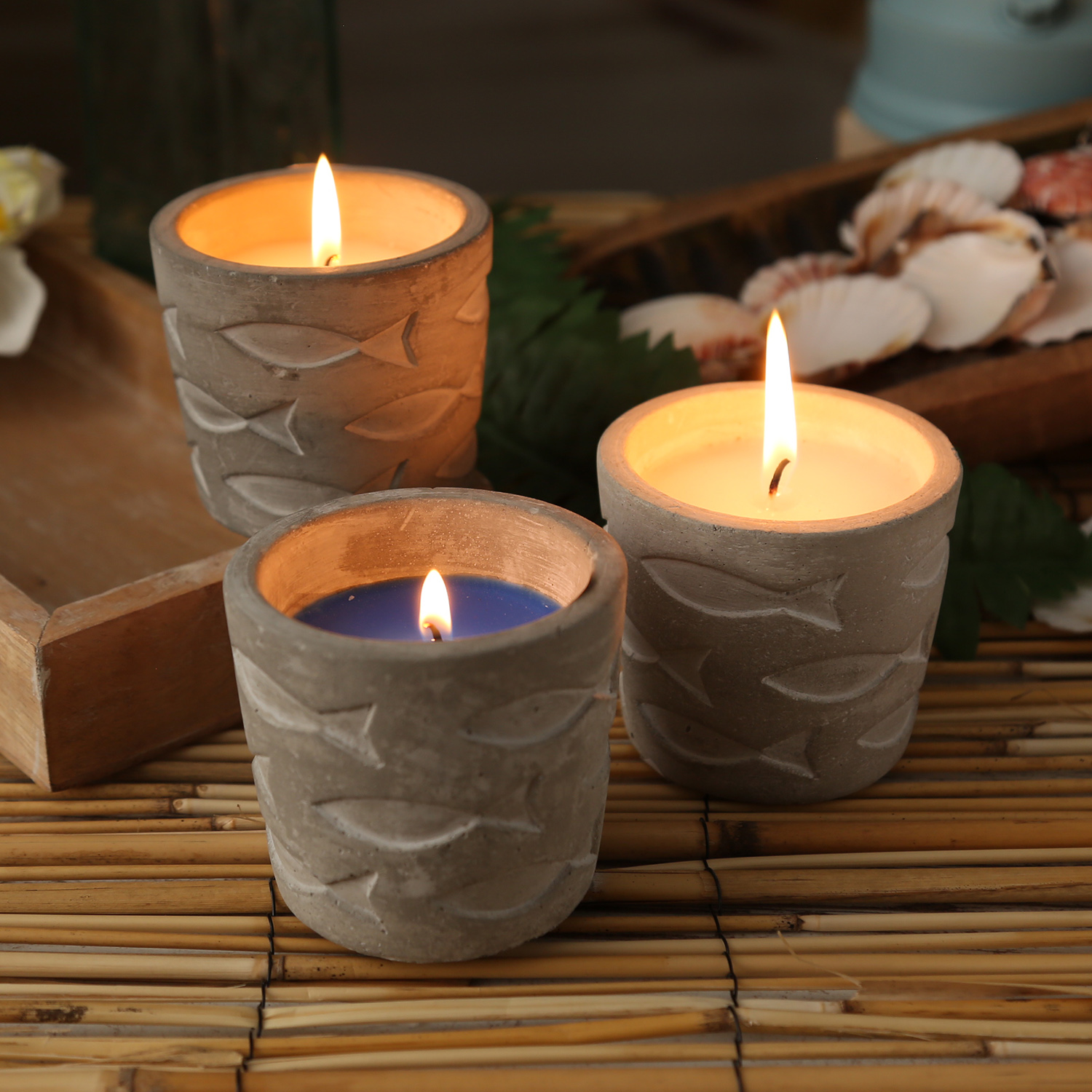 Duftkerze CITRONELLA - Echtwachs in maritimen Betontopf - Fischmuster - H: 7cm - blau