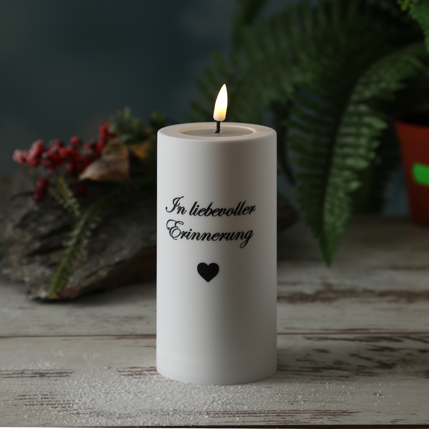 LED Grabkerze MIA - mit Schrift - Grablicht - 3D Flamme - H: 12,5cm - D: 7,5cm - weiß - für Außen
