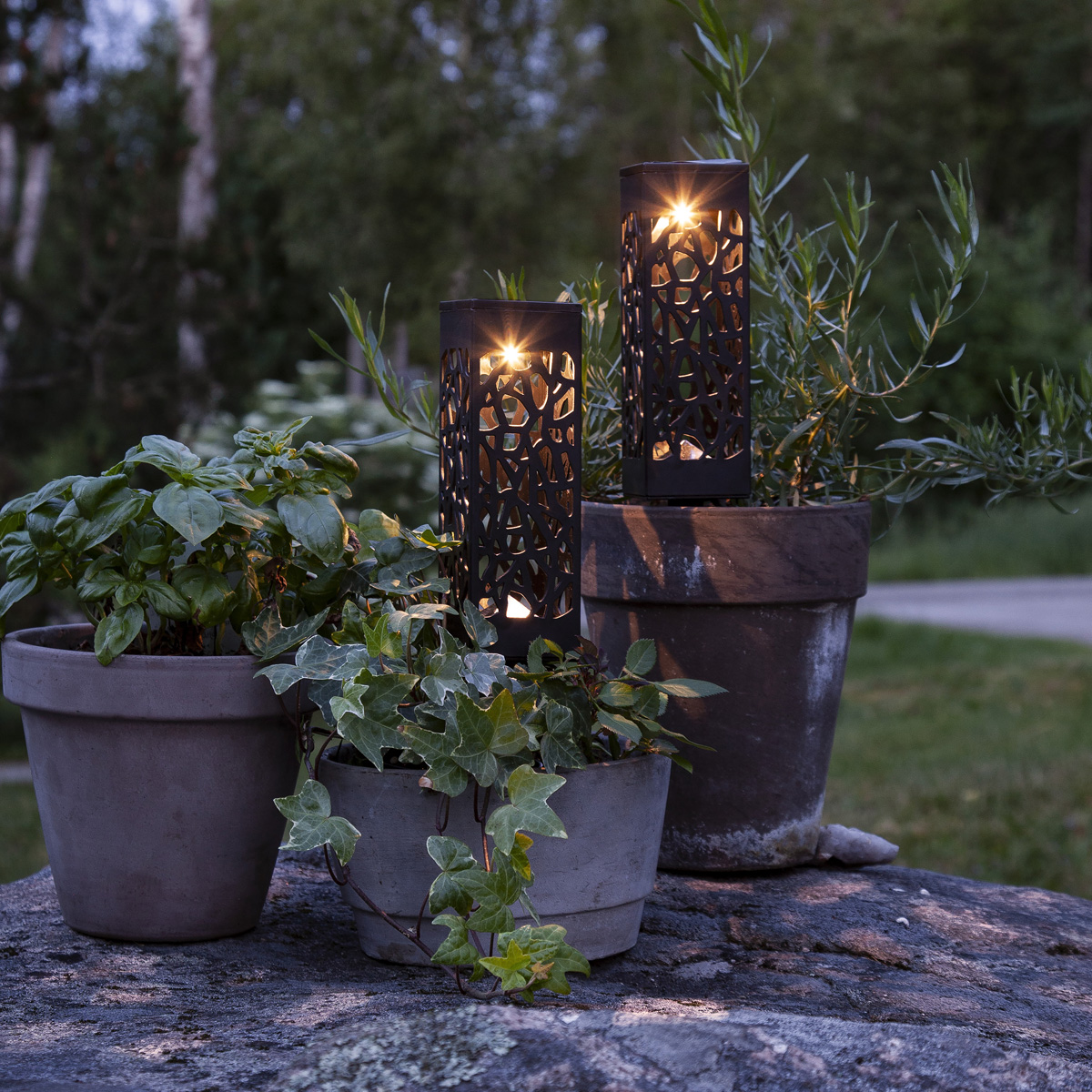 LED Solar Wegleuchte - warmweiße LED - H: 18cm -  Dämmerungssensor - schwarz - 2er Set