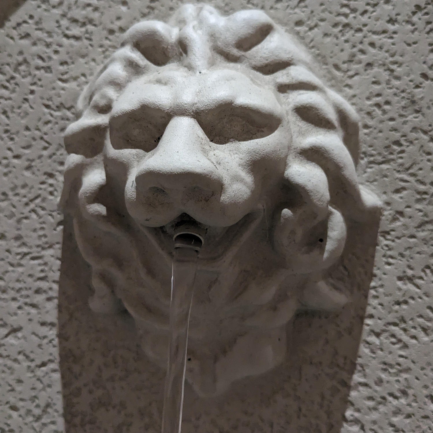 Brunnen mit Löwenkopf - Wand- und Standbrunnen - GRC Beton - H: 54cm - Außen - natur