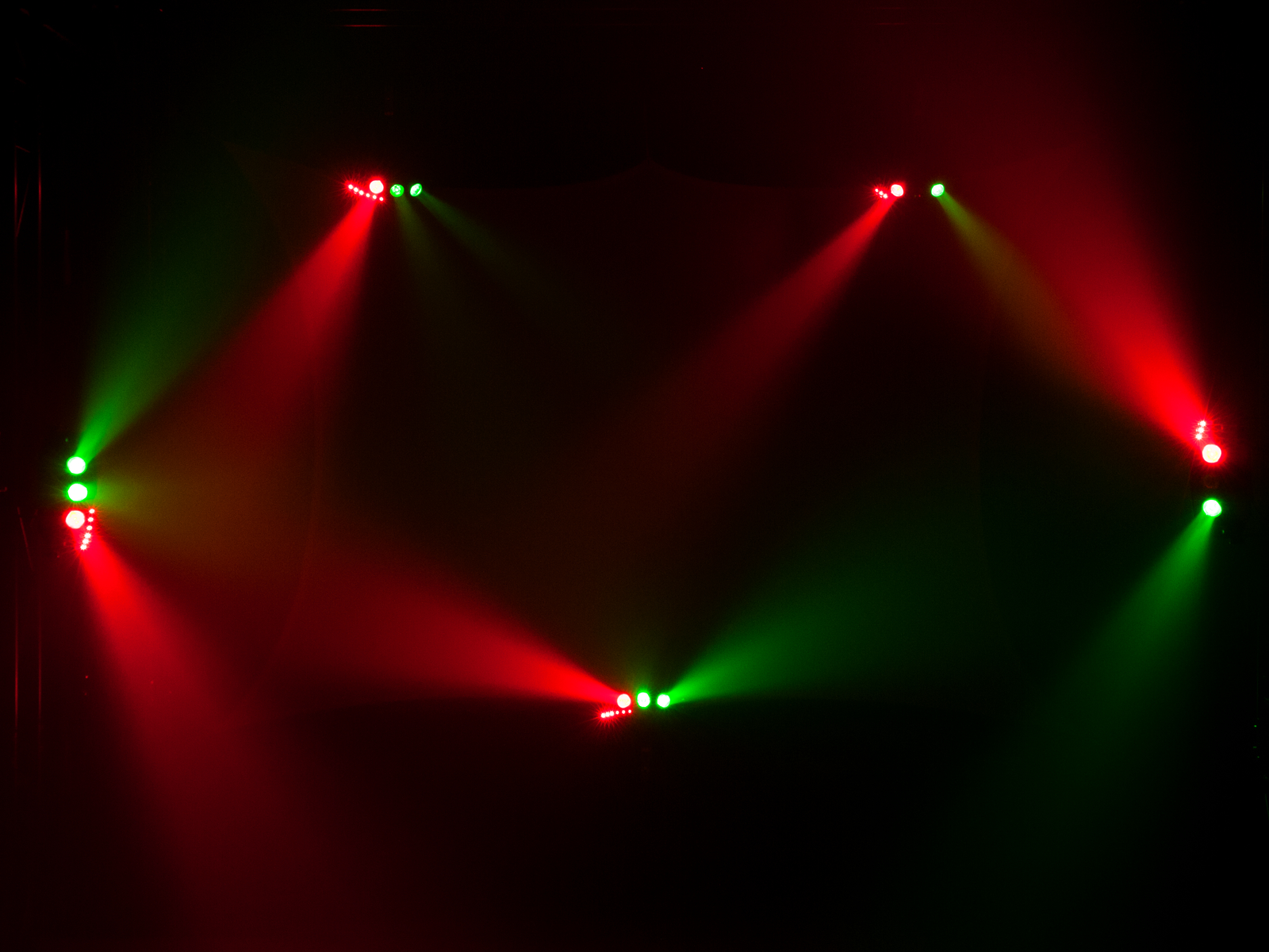 4in1-LED-Effektscheinwerfer mit RGB+UV-LEDs, dynamischen Farbeffekten und Stroboskop