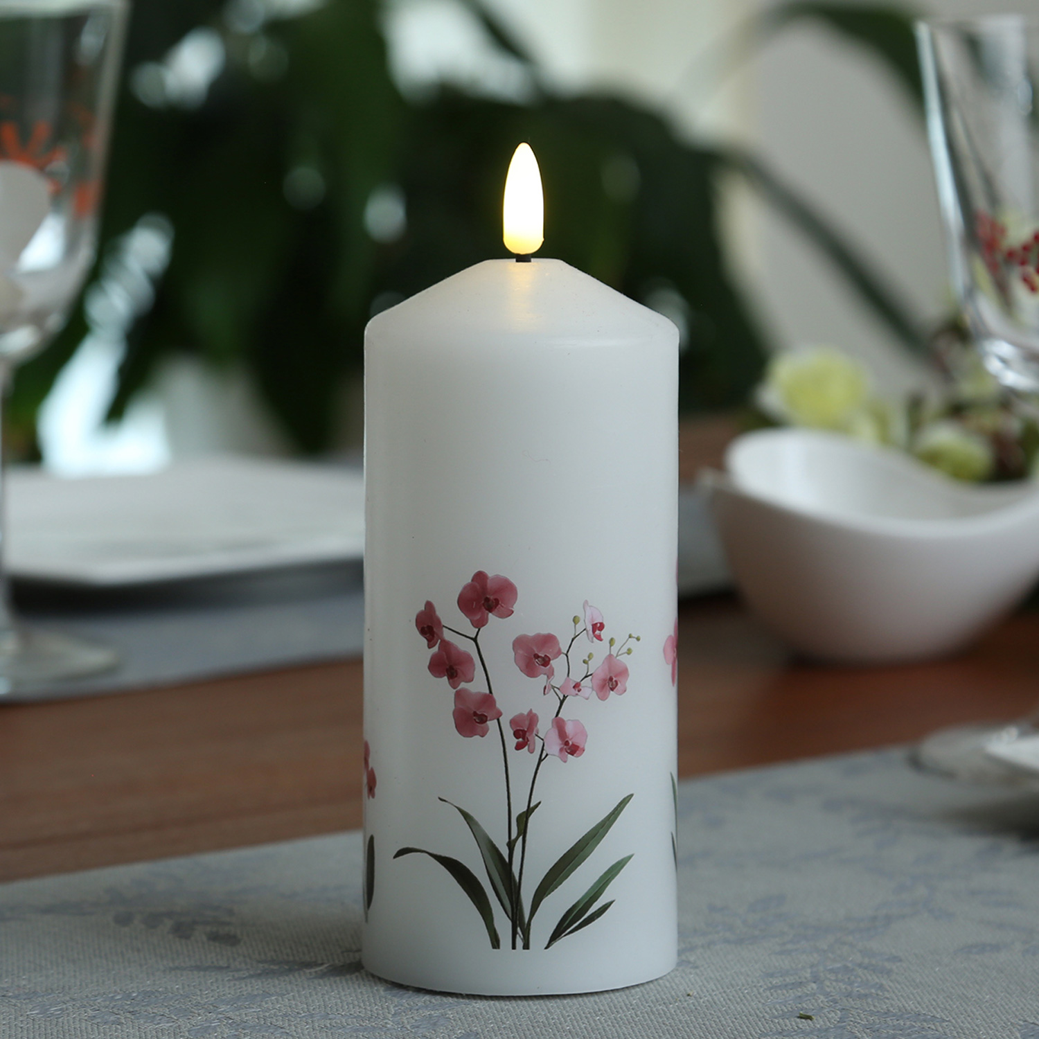 LED Kerze mit Orchideen Motiv - Echtwachskerze mit Blumen Design - H: 18,5cm - D: 7cm - Timer