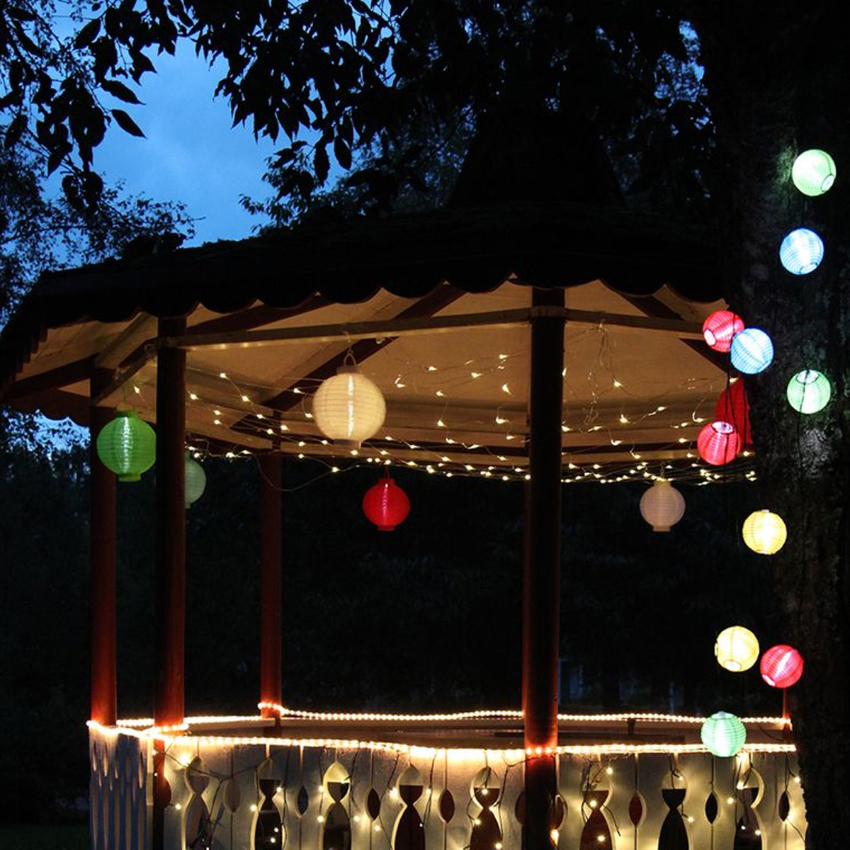 LED Lampion FESTIVAL - kaltweiße LED - D: 30cm - Montagehaken - rot