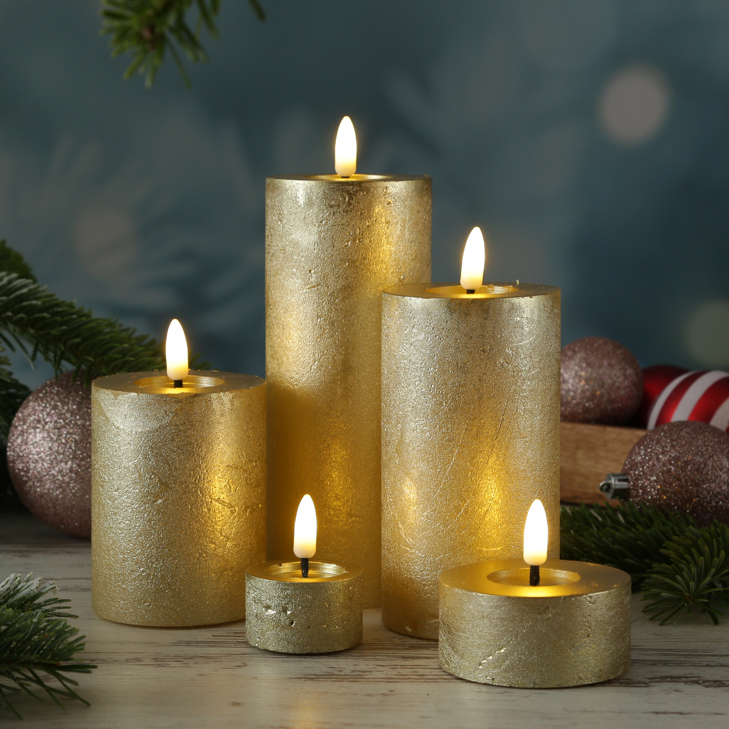 LED Kerze LINA - Rustik-Optik - Echtwachs - 3D Flamme - H: 11cm - D: 7cm - Timer - gold