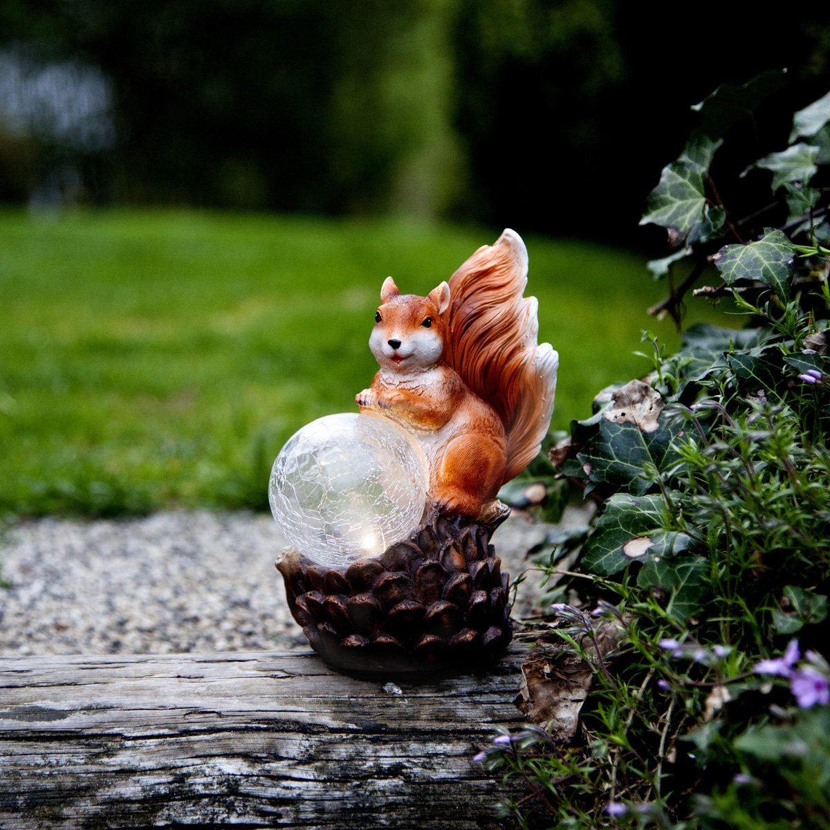LED Solar Gartenfigur "Eichhörnchen mit Lichtkugel" - warmweiße LED in Glaskugel - Lichtsensor