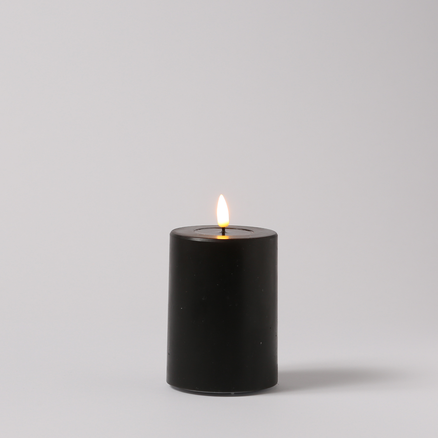 LED Stumpenkerze MIA - Echtwachs - realistische 3D Flamme - H: 10cm - Batteriebetrieb - schwarz