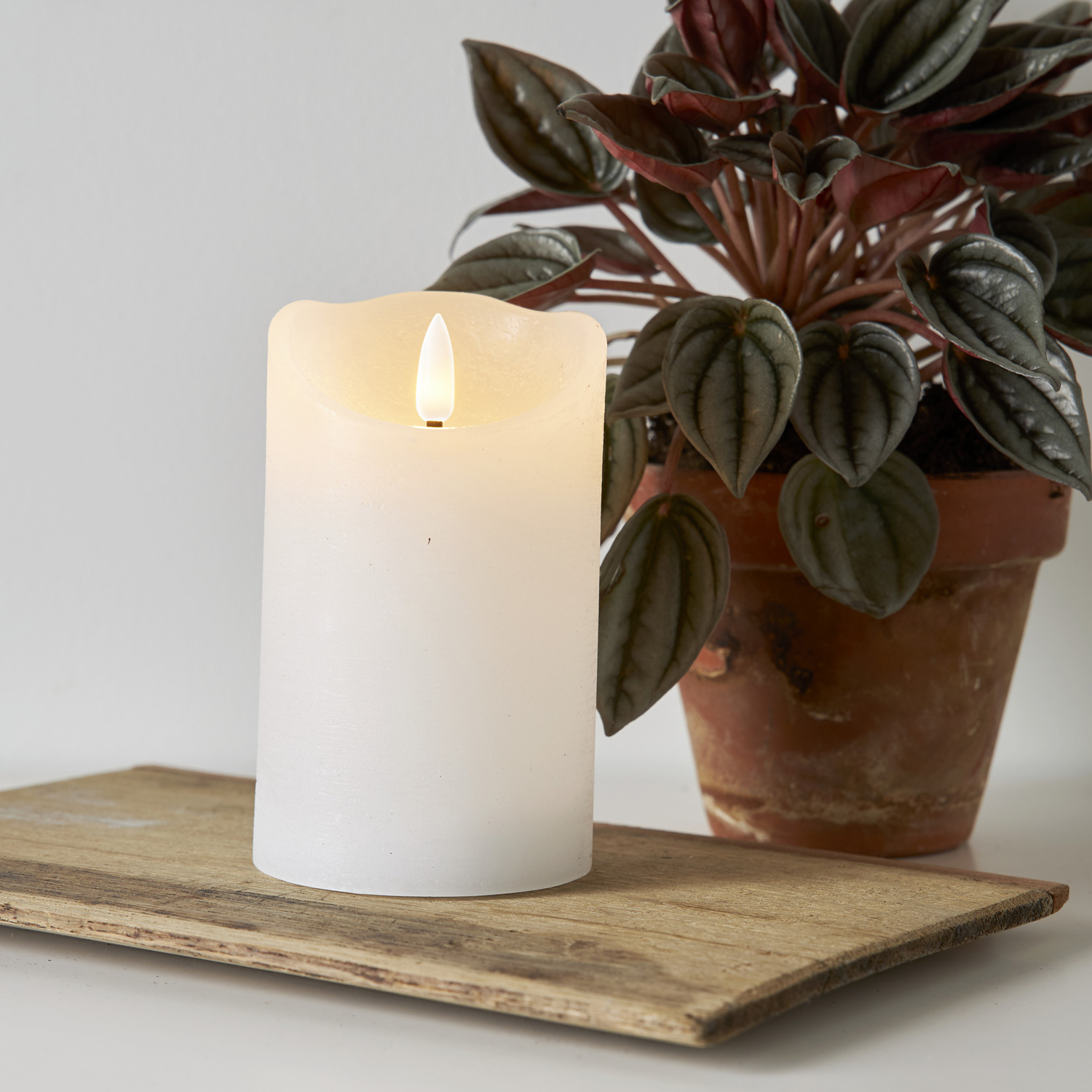 LED Stumpenkerze RUSTIC - Echtwachs - warmweiße 3D Flamme - H: 12,5cm - Batterie - Timer - weiß